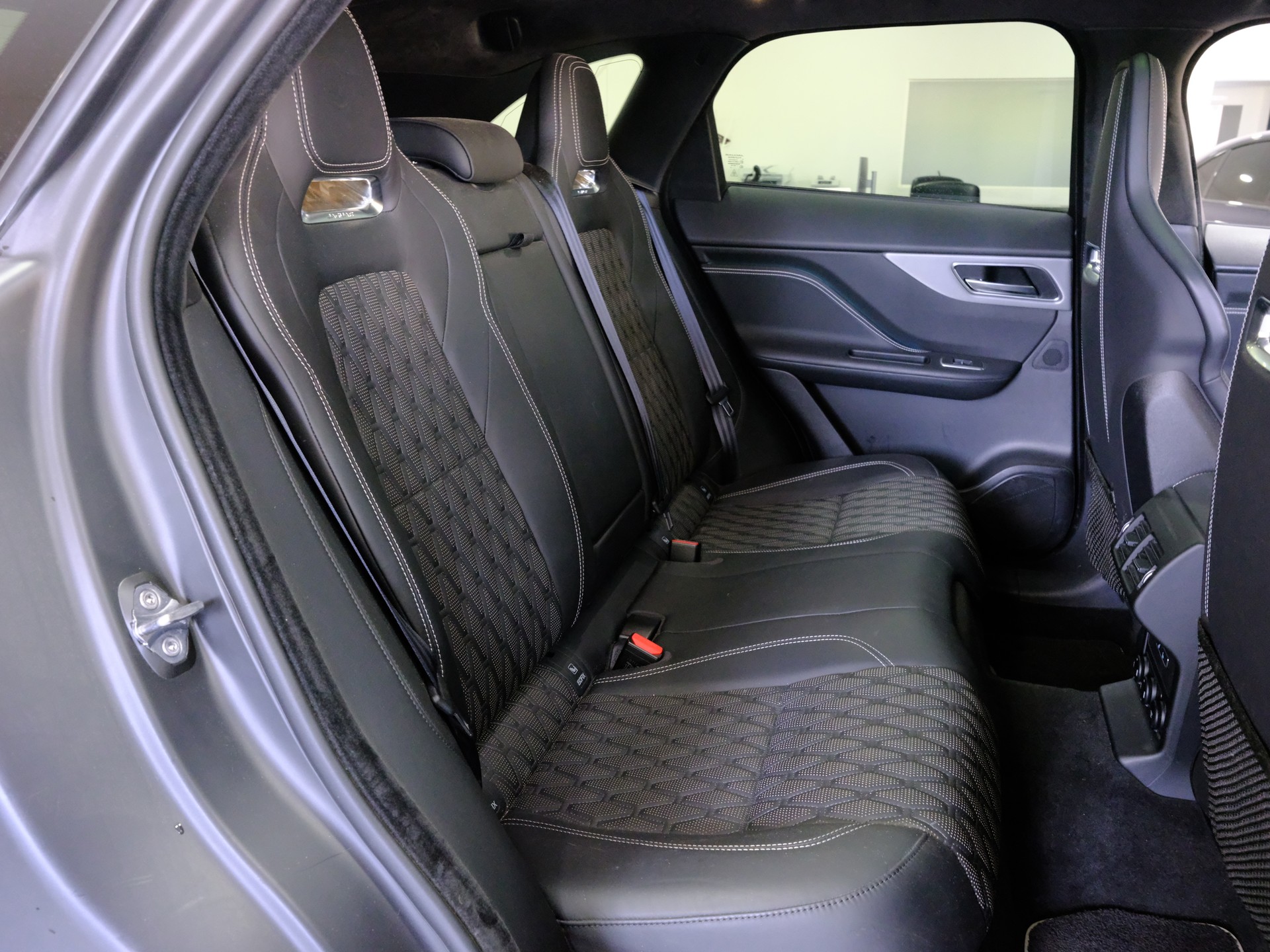 JAGUAR F-Pace 5.0 V8 SVR AWD Automatik-image-15