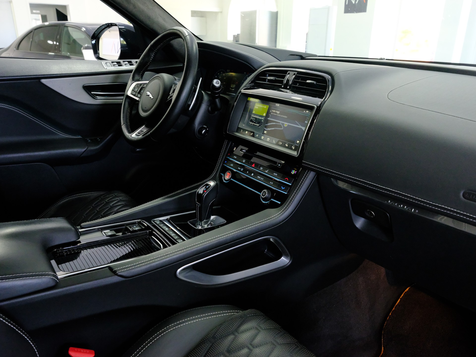 JAGUAR F-Pace 5.0 V8 SVR AWD Automatik-image-13