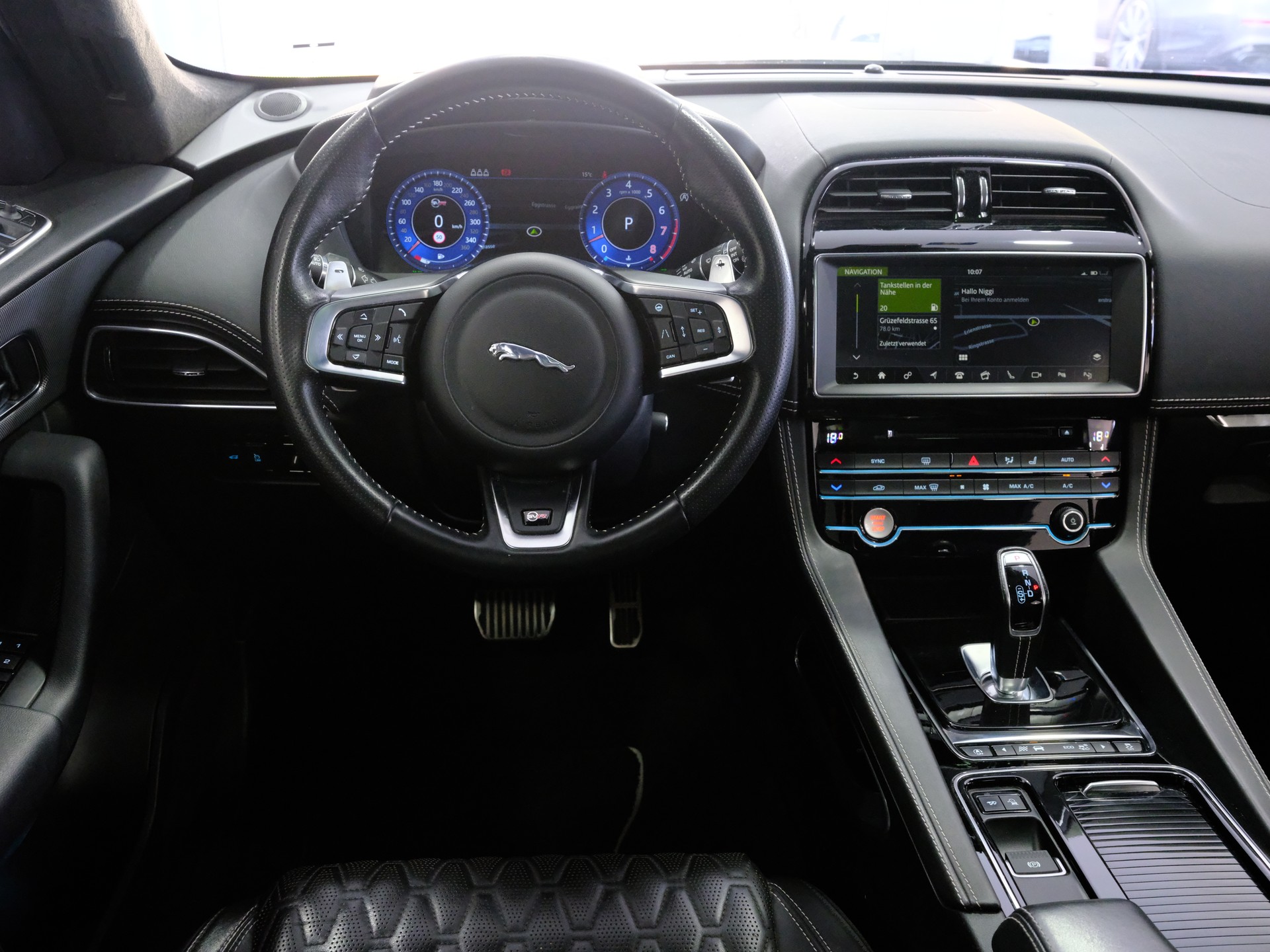 JAGUAR F-Pace 5.0 V8 SVR AWD Automatik-image-11