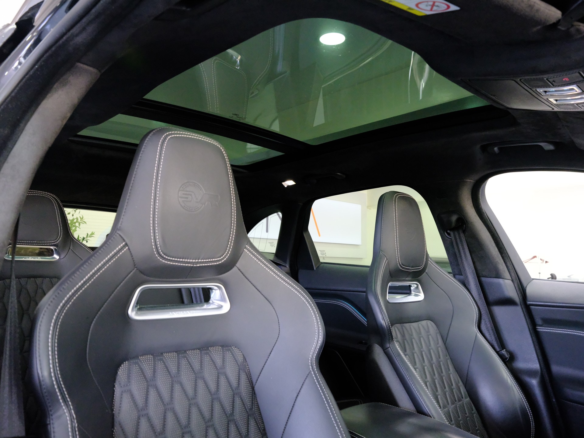 JAGUAR F-Pace 5.0 V8 SVR AWD Automatik-image-16