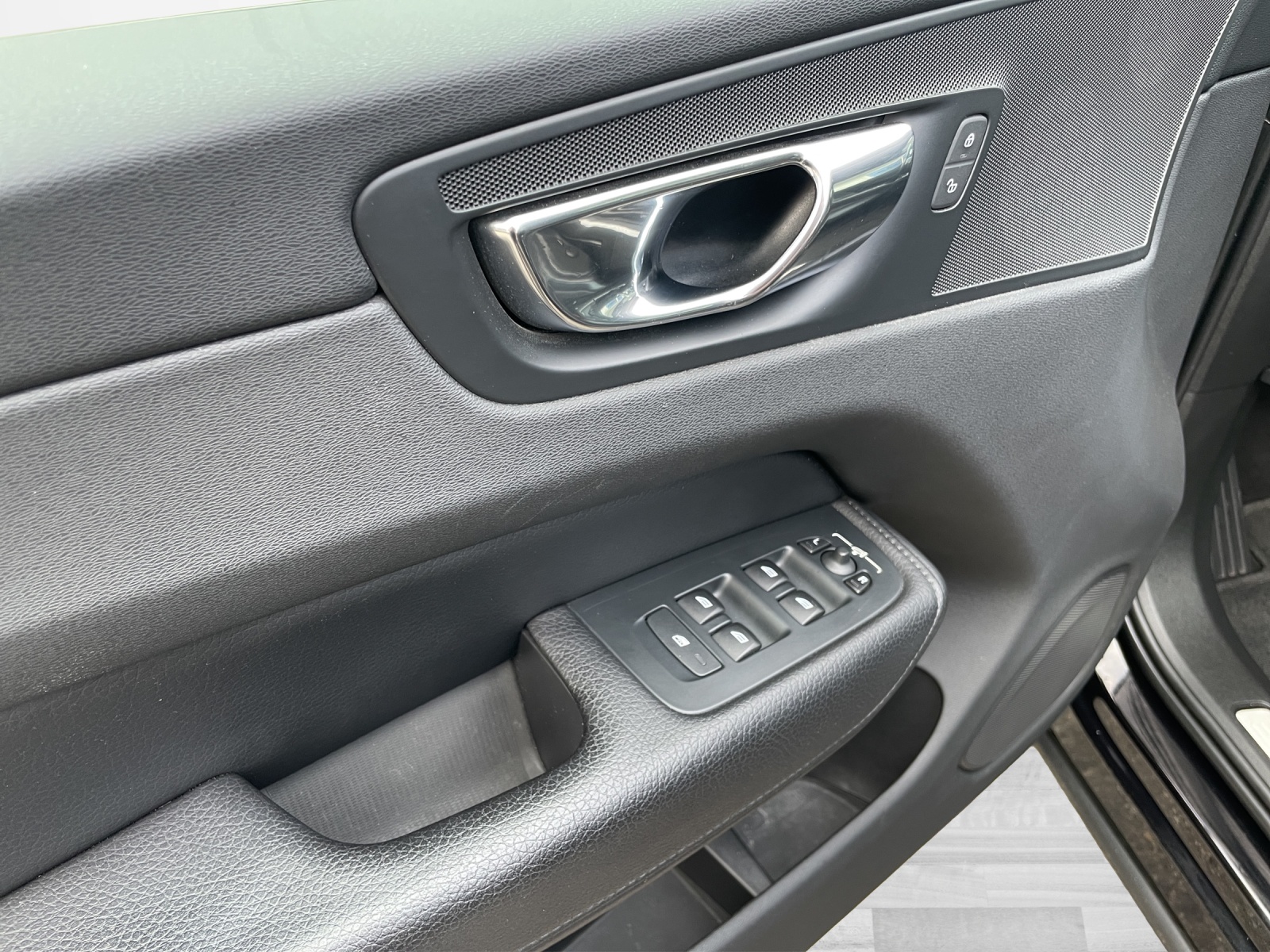 VOLVO XC60 2.0 T5 Momentum AWD-image-16