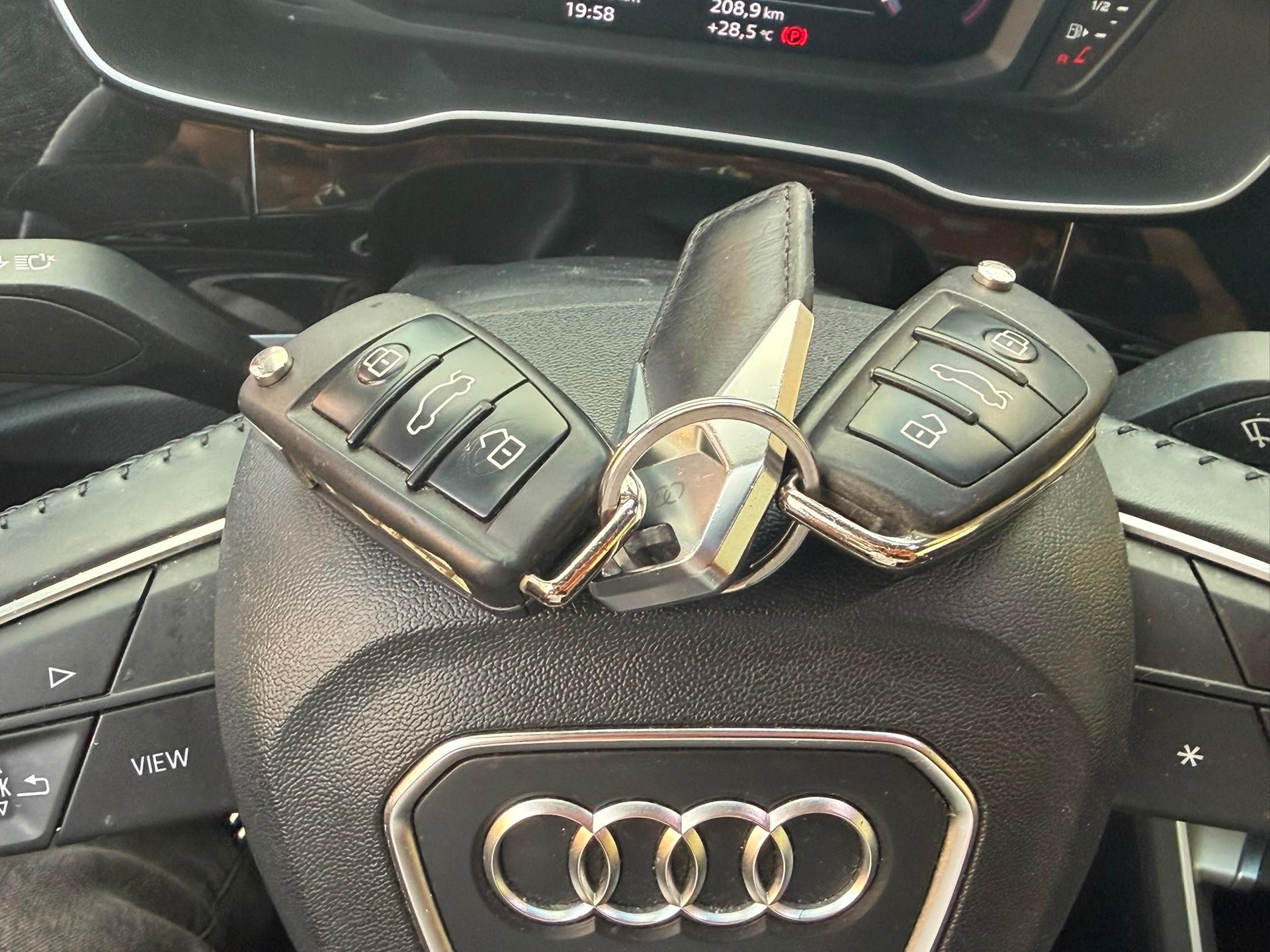 AUDI Q3 35 TDI S-tronic-image-13