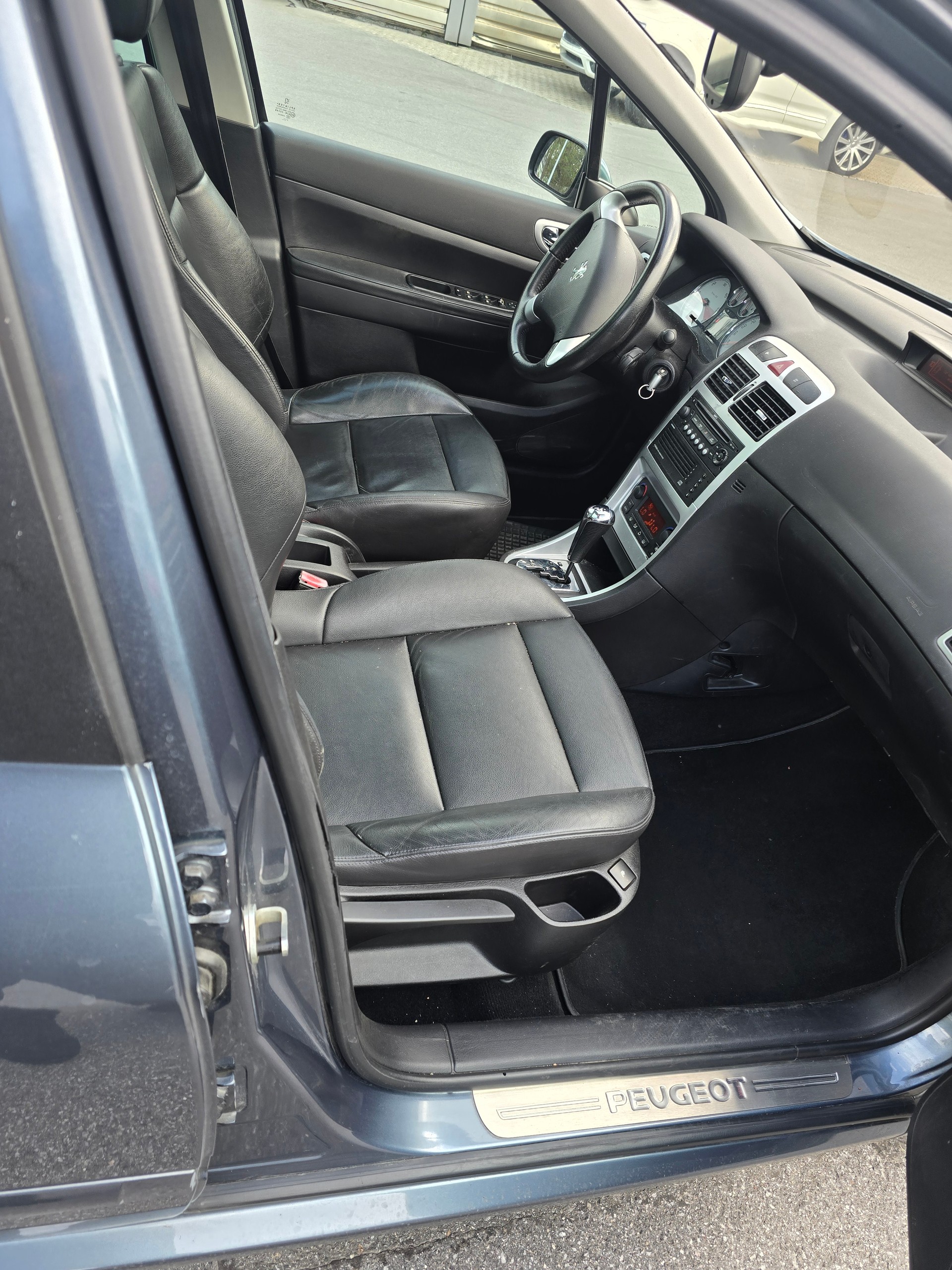 PEUGEOT 307 SW 2.0 HDI Platinum Edition-image-10