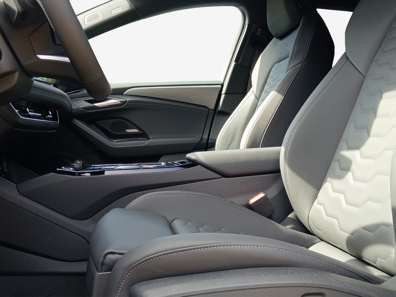 AUDI A6 Avant e-tron quattro-image-7