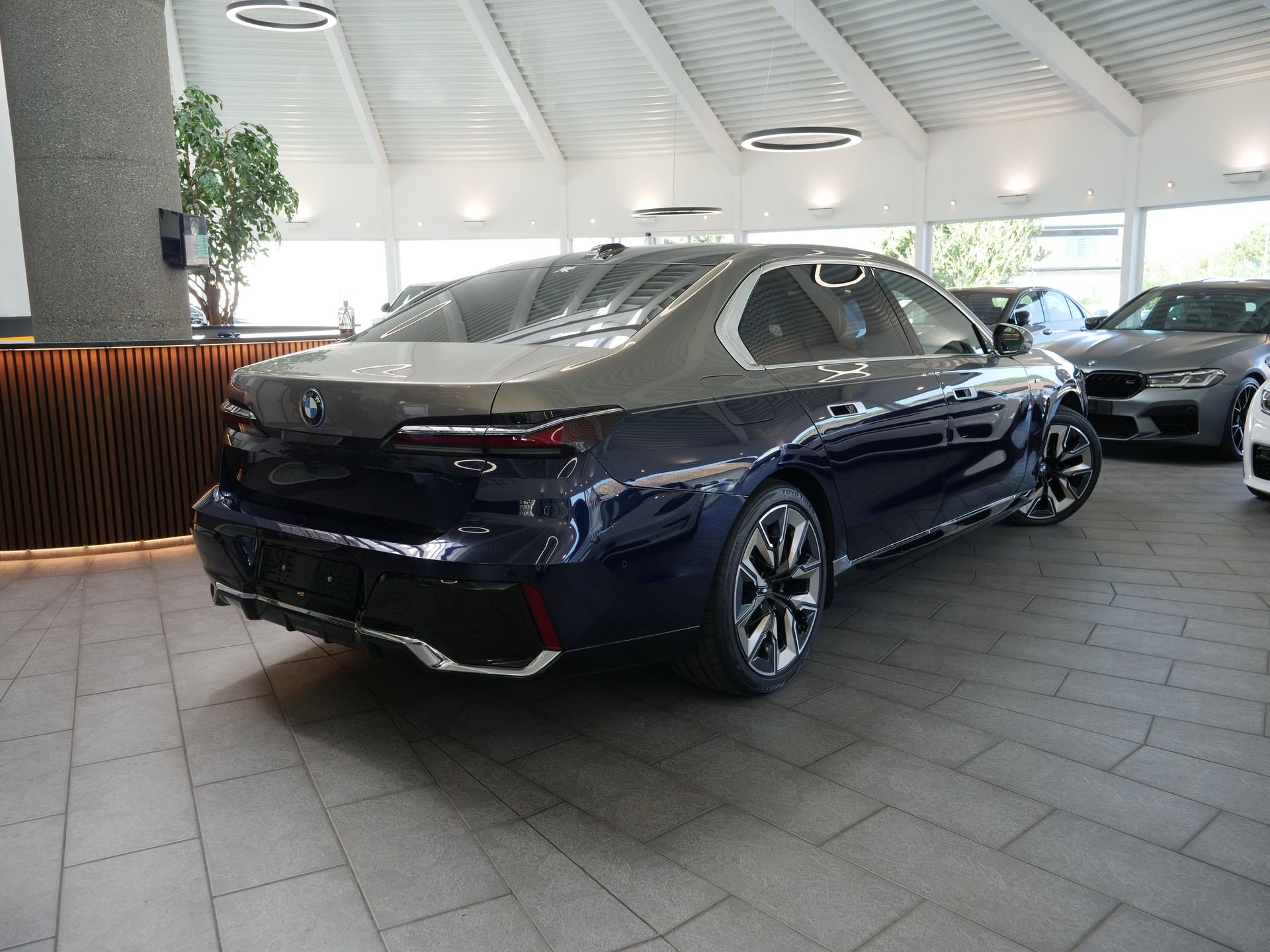 BMW i7 xDrive 60 M Sport-showroom-element-2