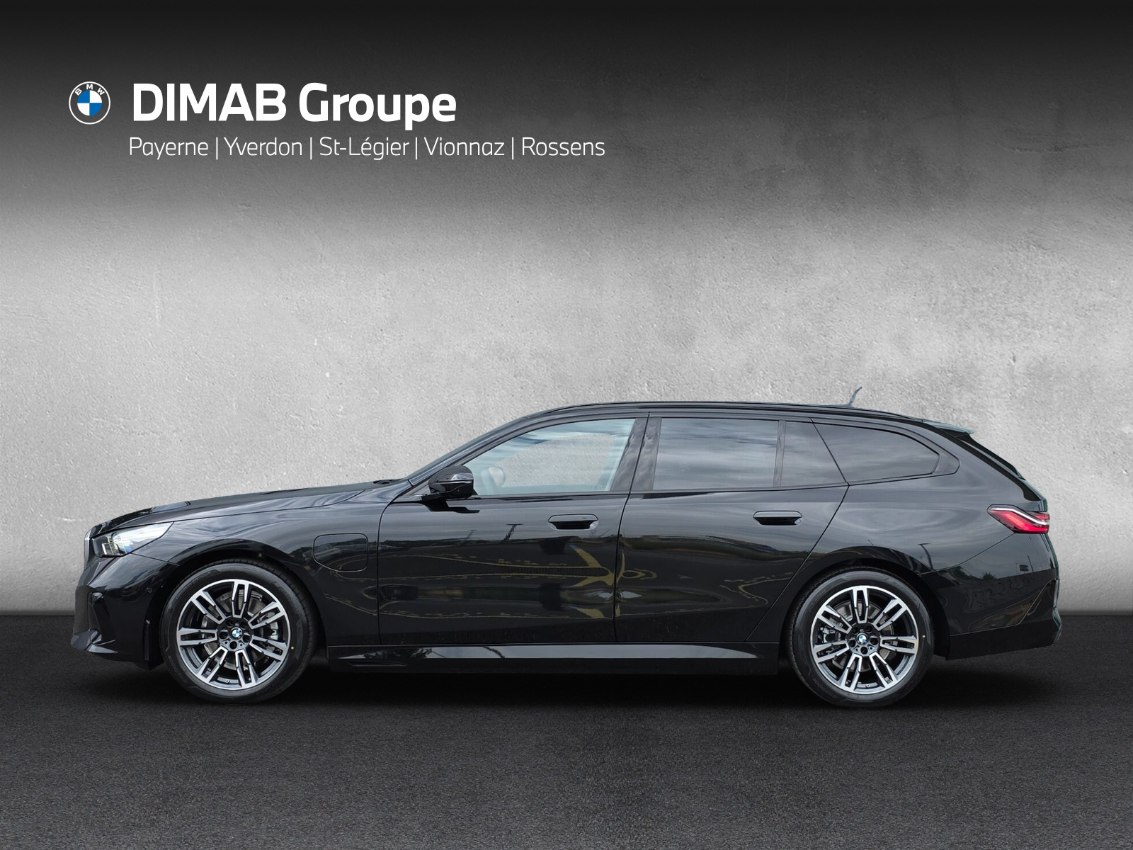 BMW 530e xDrive Touring M Sport Steptronic-showroom-element-1