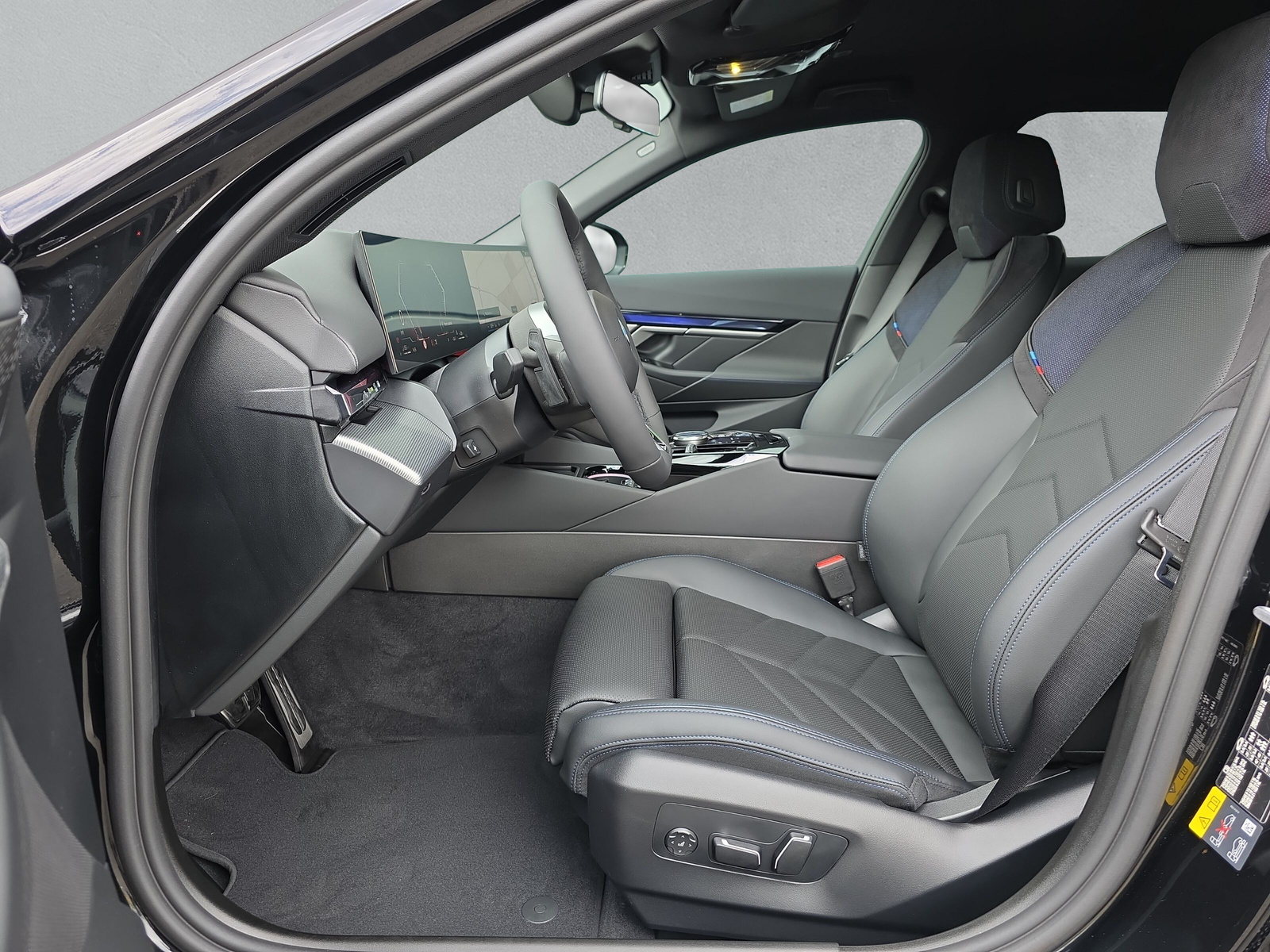 BMW 530e xDrive Touring M Sport Steptronic-image-11
