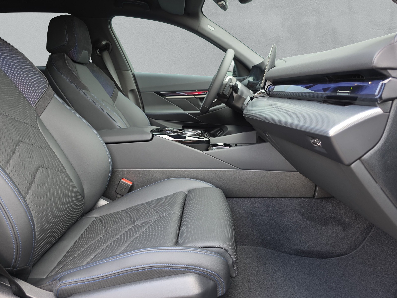 BMW 530e xDrive Touring M Sport Steptronic-image-13