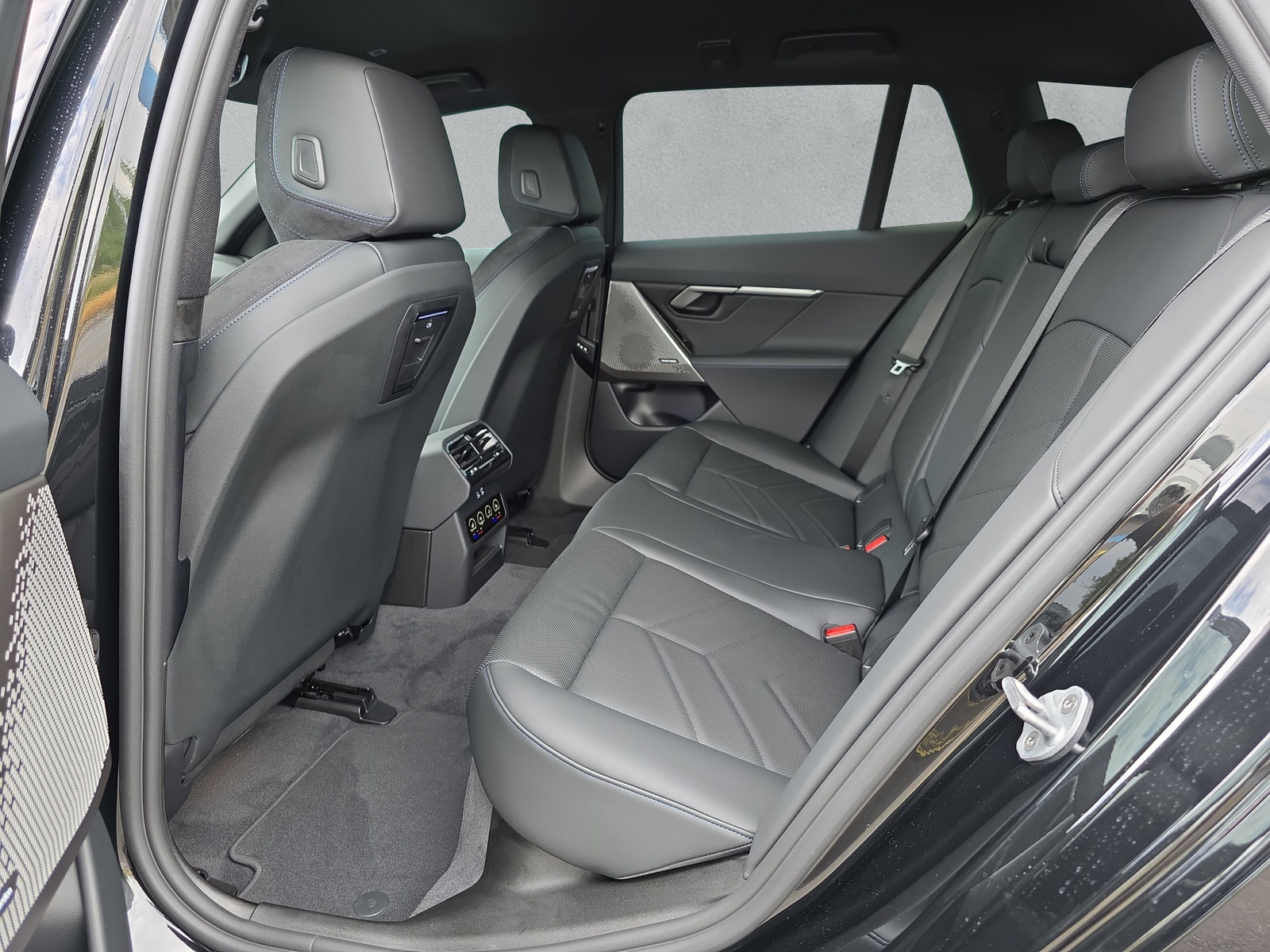 BMW 530e xDrive Touring M Sport Steptronic-image-15