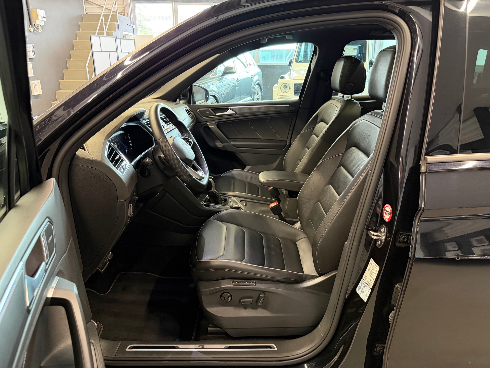 VW Tiguan 2.0 TDI SCR R-Line 4Motion DSG-image-8