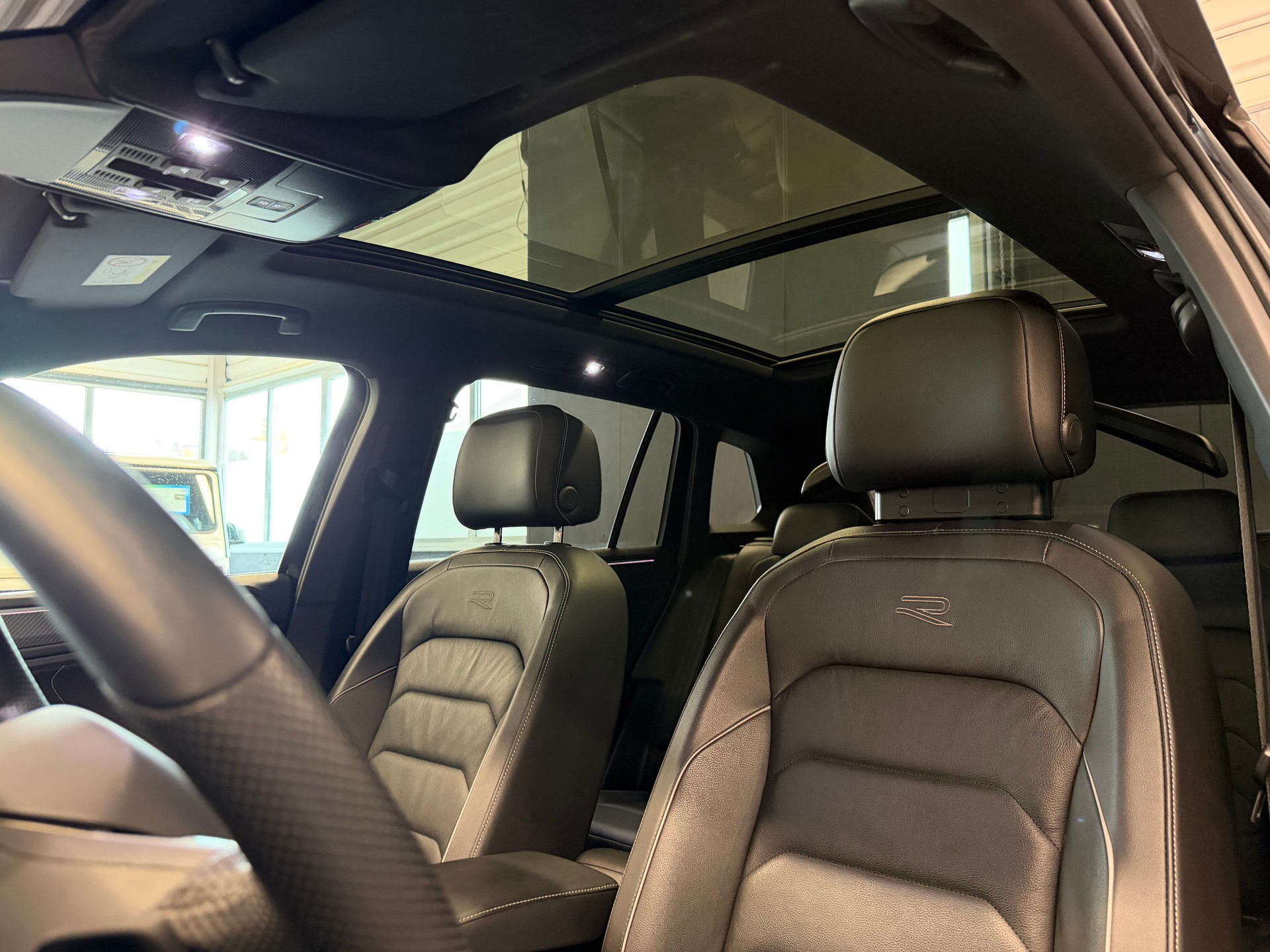 VW Tiguan 2.0 TDI SCR R-Line 4Motion DSG-image-11