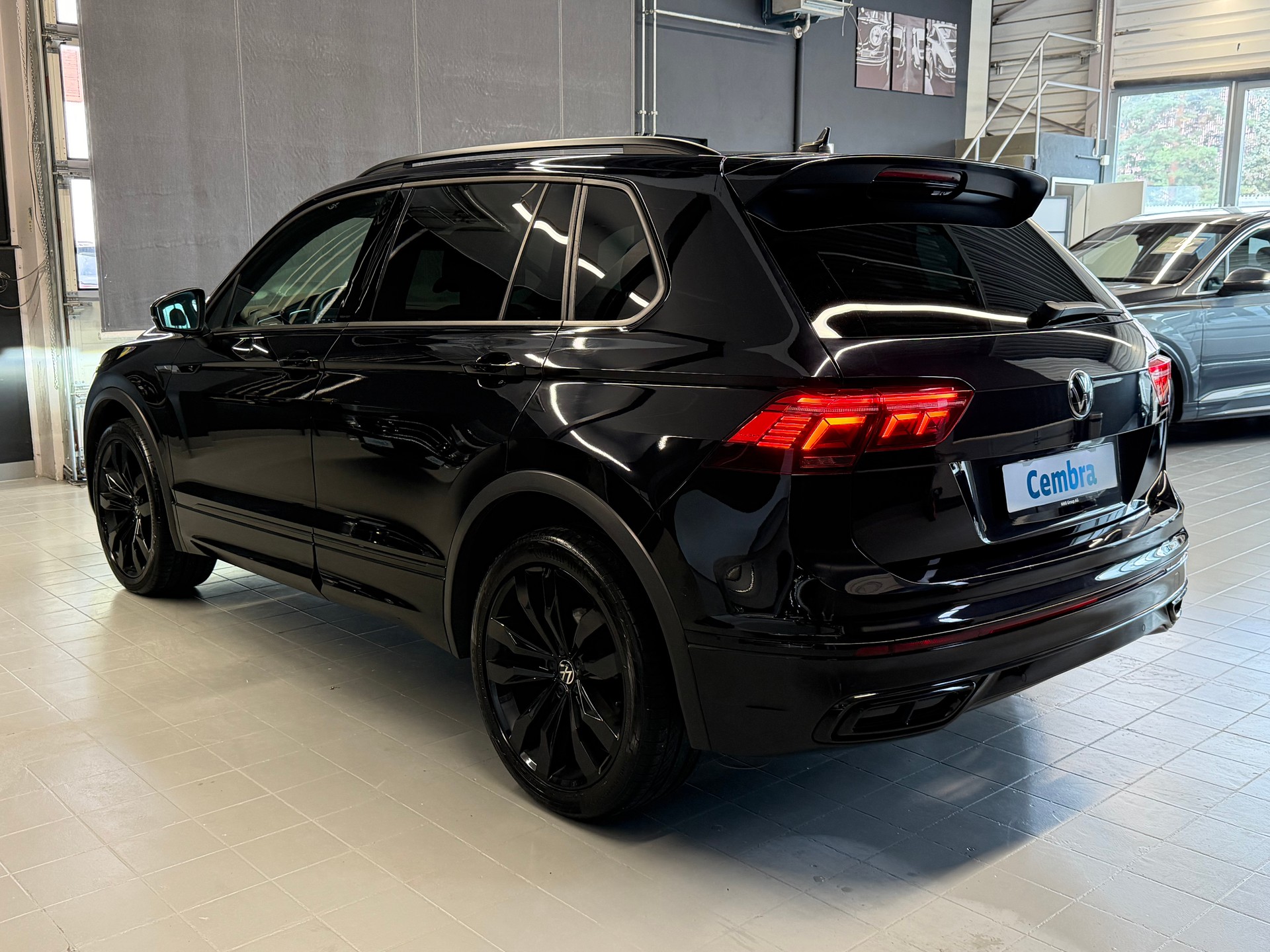 VW Tiguan 2.0 TDI SCR R-Line 4Motion DSG-image-4