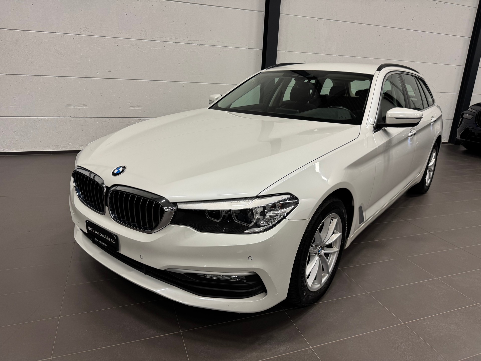 BMW 520d xDrive Touring Steptronic-image-0