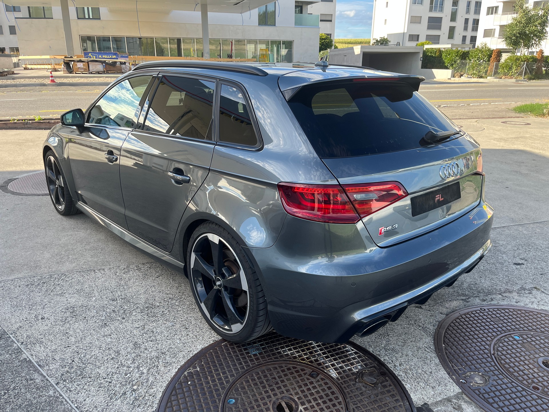 AUDI RS3 2.5 TSI quattro S-tronic Sportback. Gris Daytona, toutes options, très soigné, comme neuve!-image-2