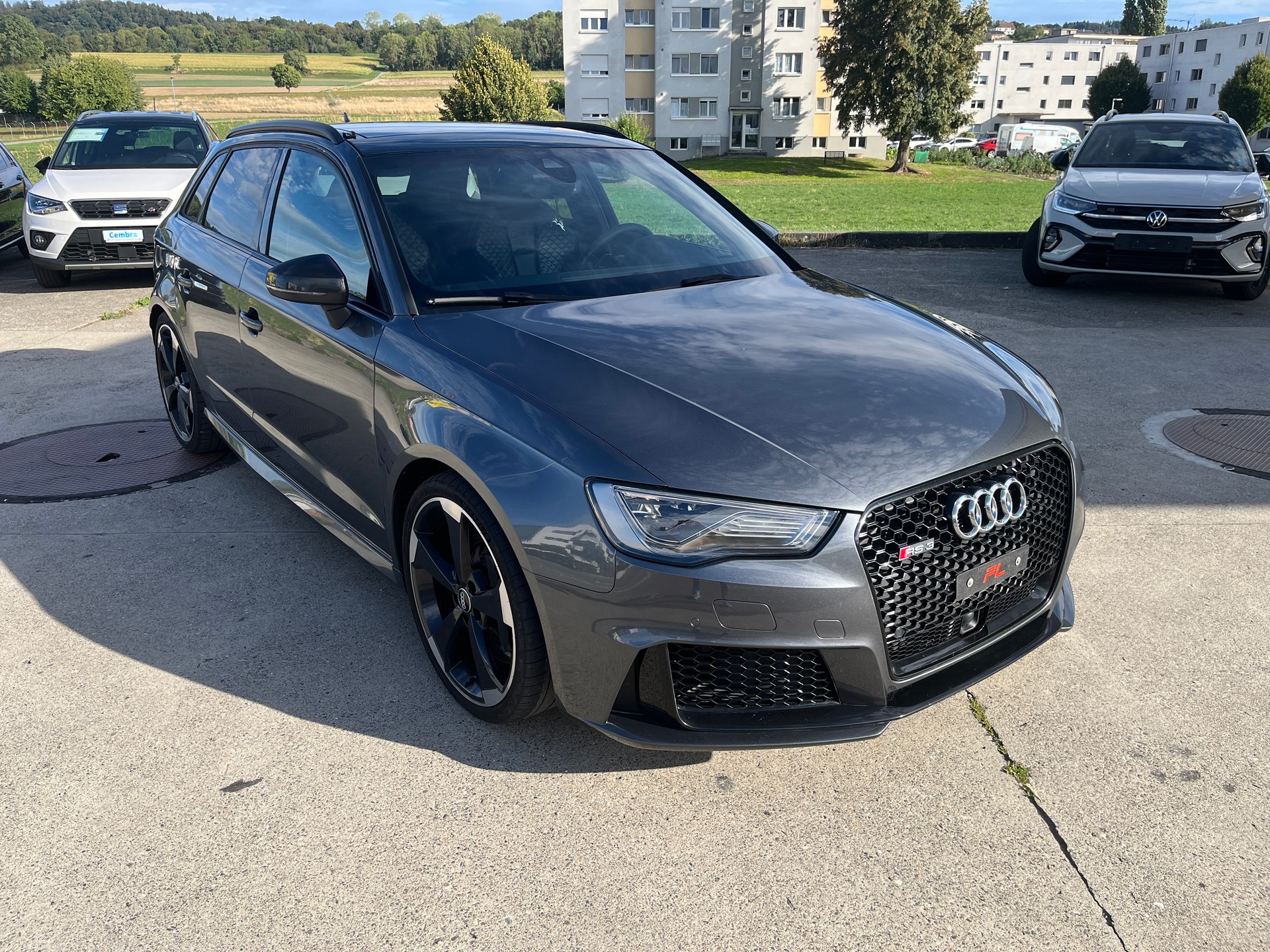 AUDI RS3 2.5 TSI quattro S-tronic Sportback. Gris Daytona, toutes options, très soigné, comme neuve!