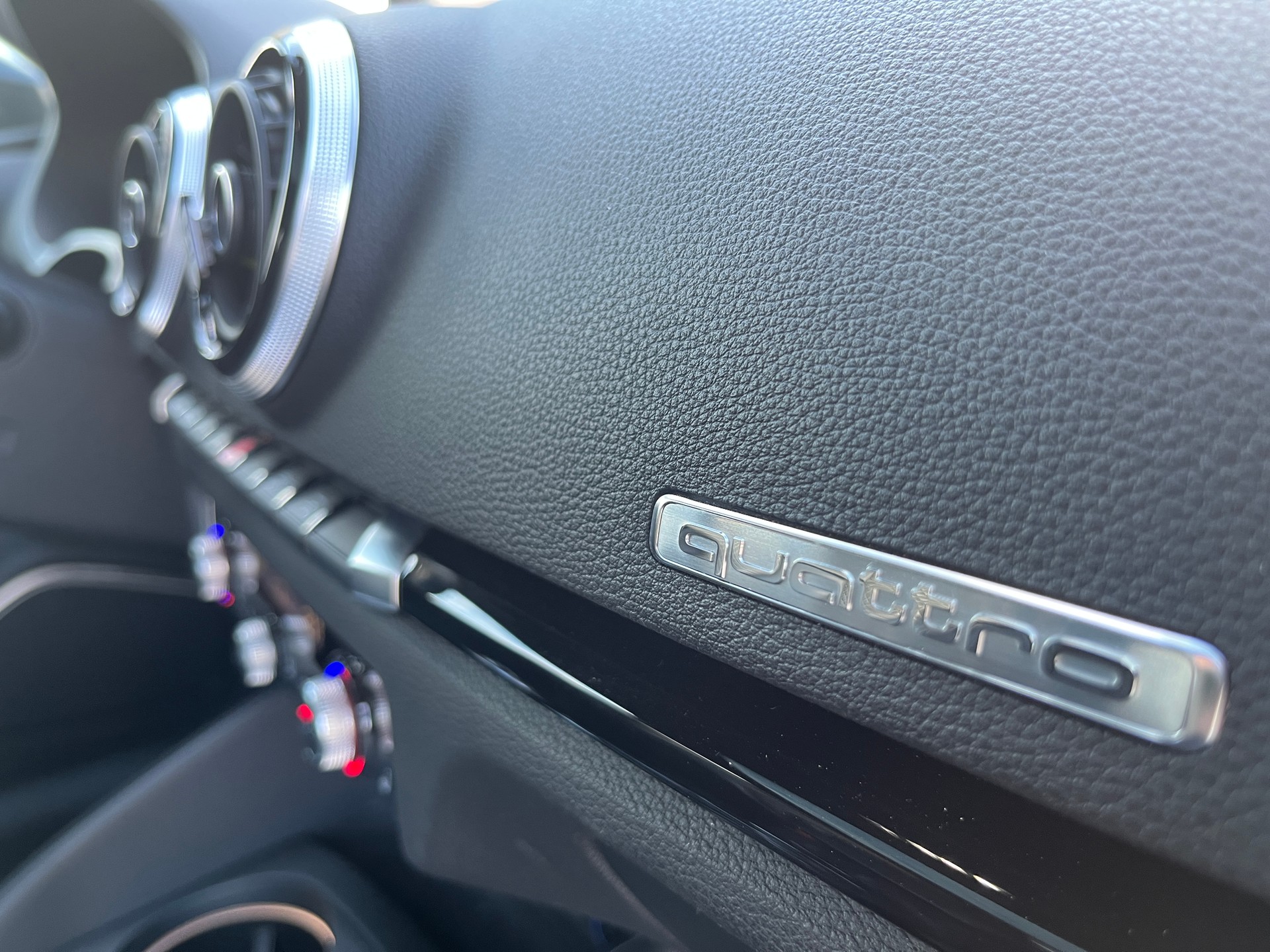 AUDI RS3 2.5 TSI quattro S-tronic Sportback. Gris Daytona, toutes options, très soigné, comme neuve!-image-10