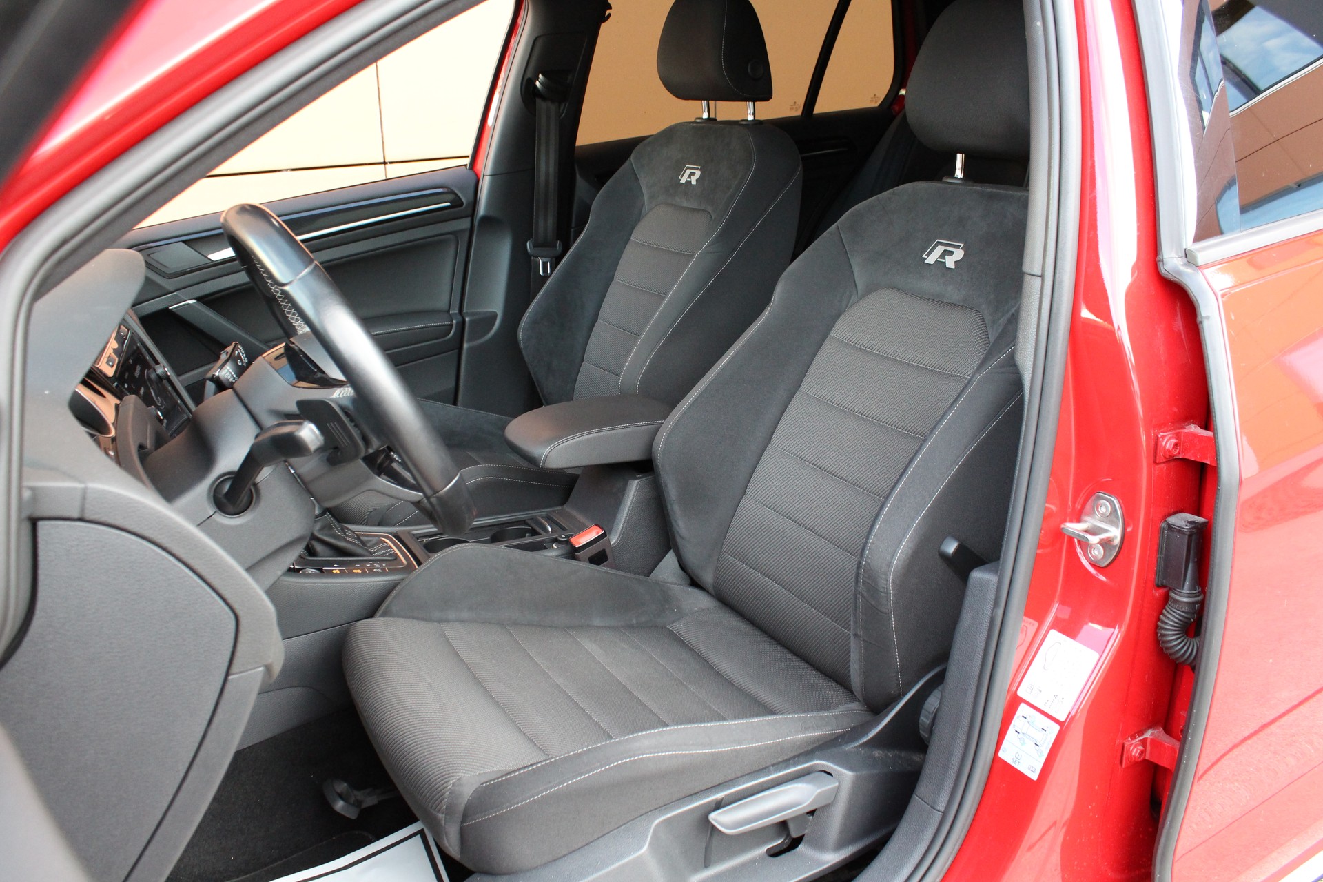 VW Golf 2.0 TSI R 4Motion DSG-image-9