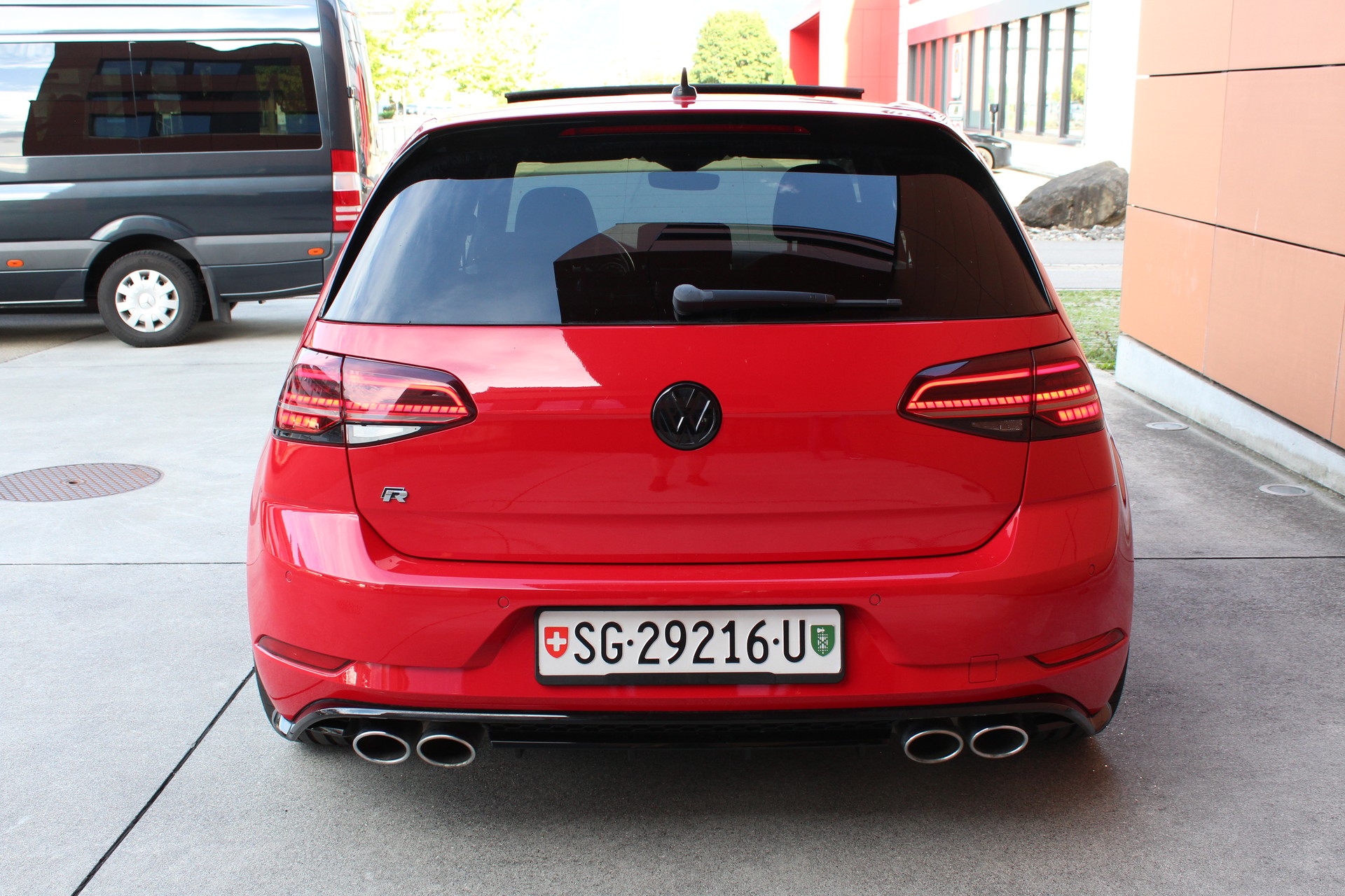 VW Golf 2.0 TSI R 4Motion DSG-image-4