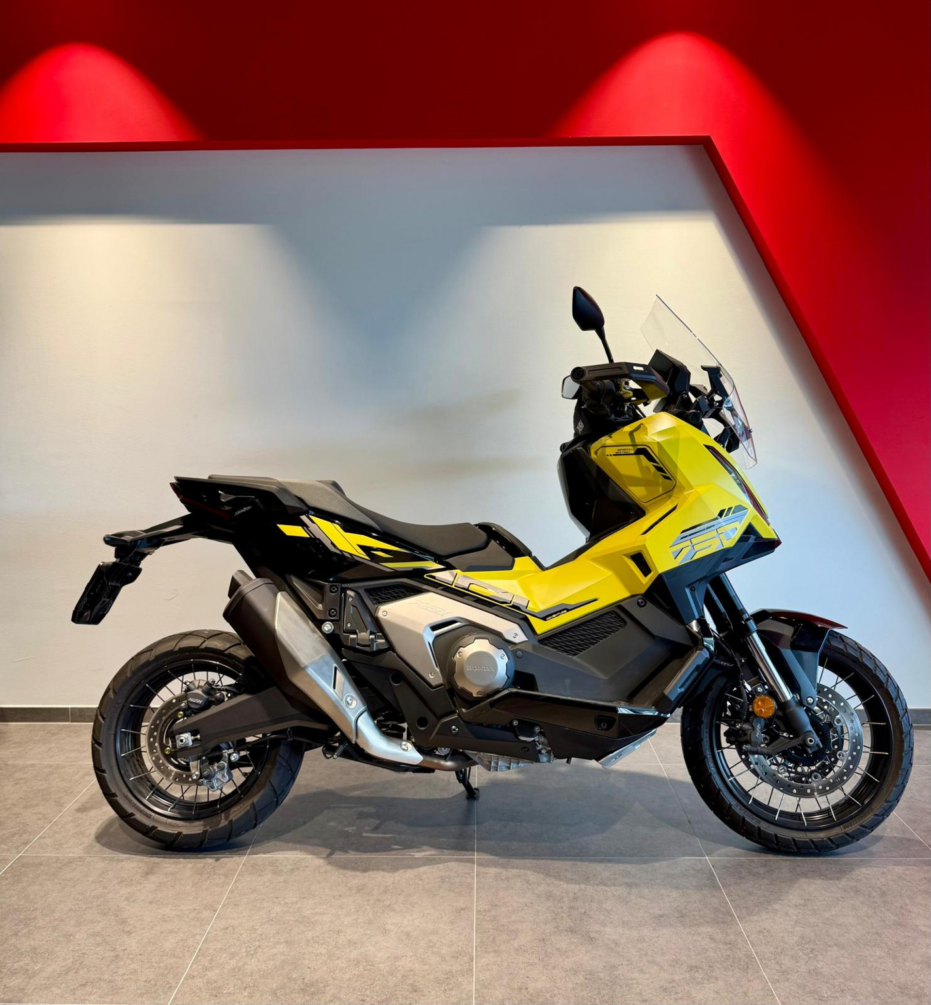 HONDA X-ADV 750-showroom-element-1