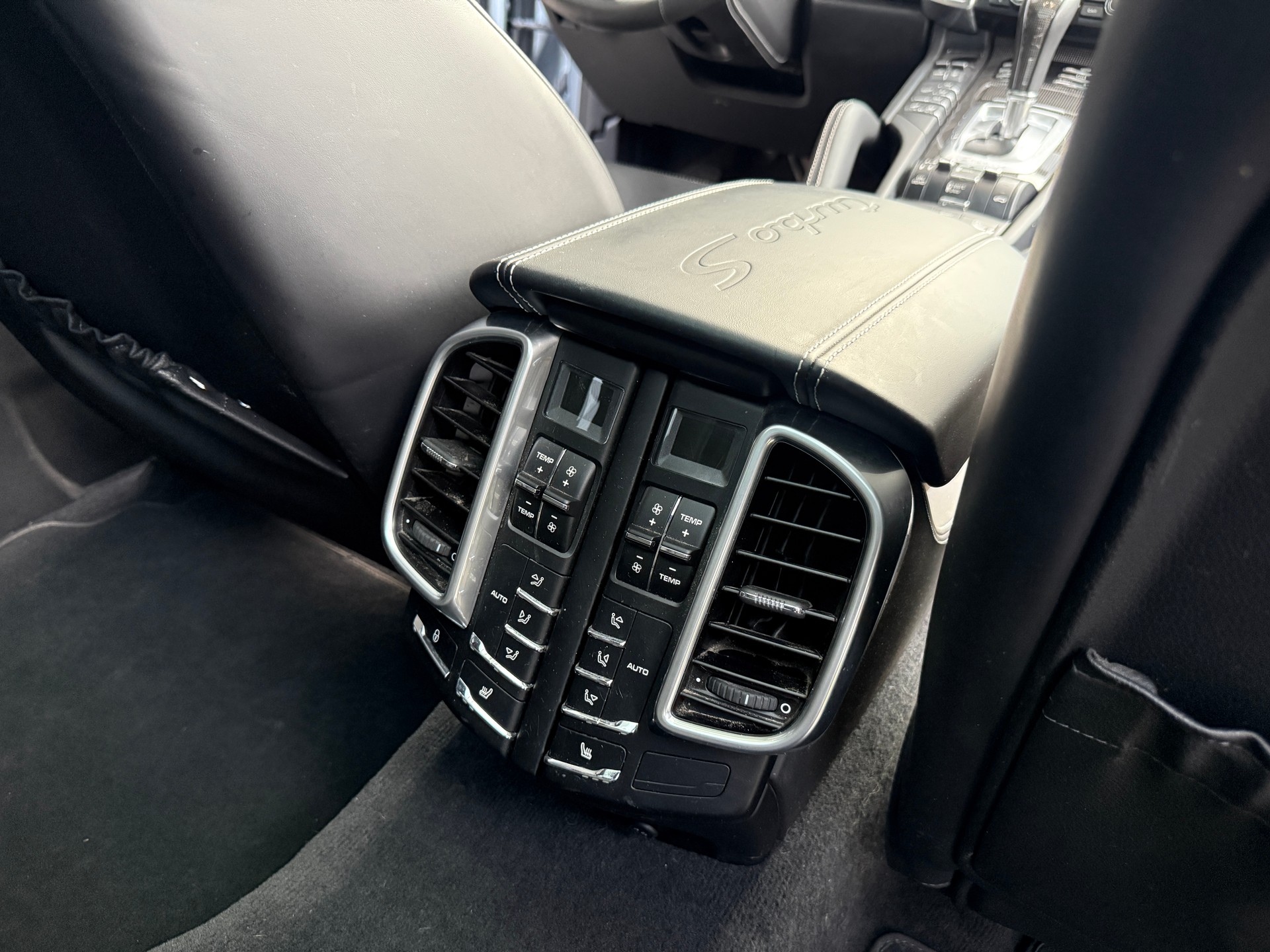 PORSCHE Cayenne Turbo S-image-11