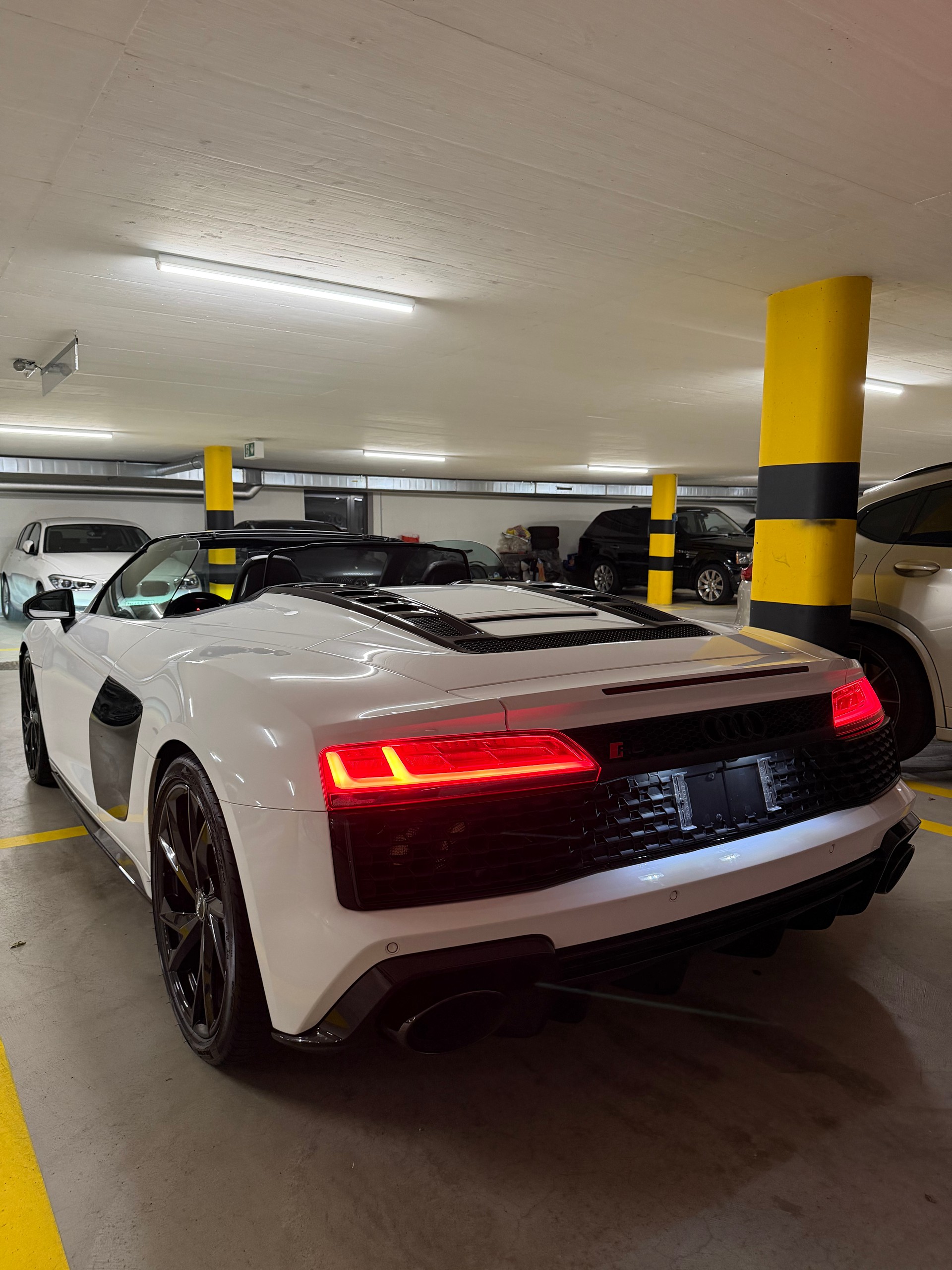 AUDI 5.2 FSI V10 RWD S-Tronic-image-2