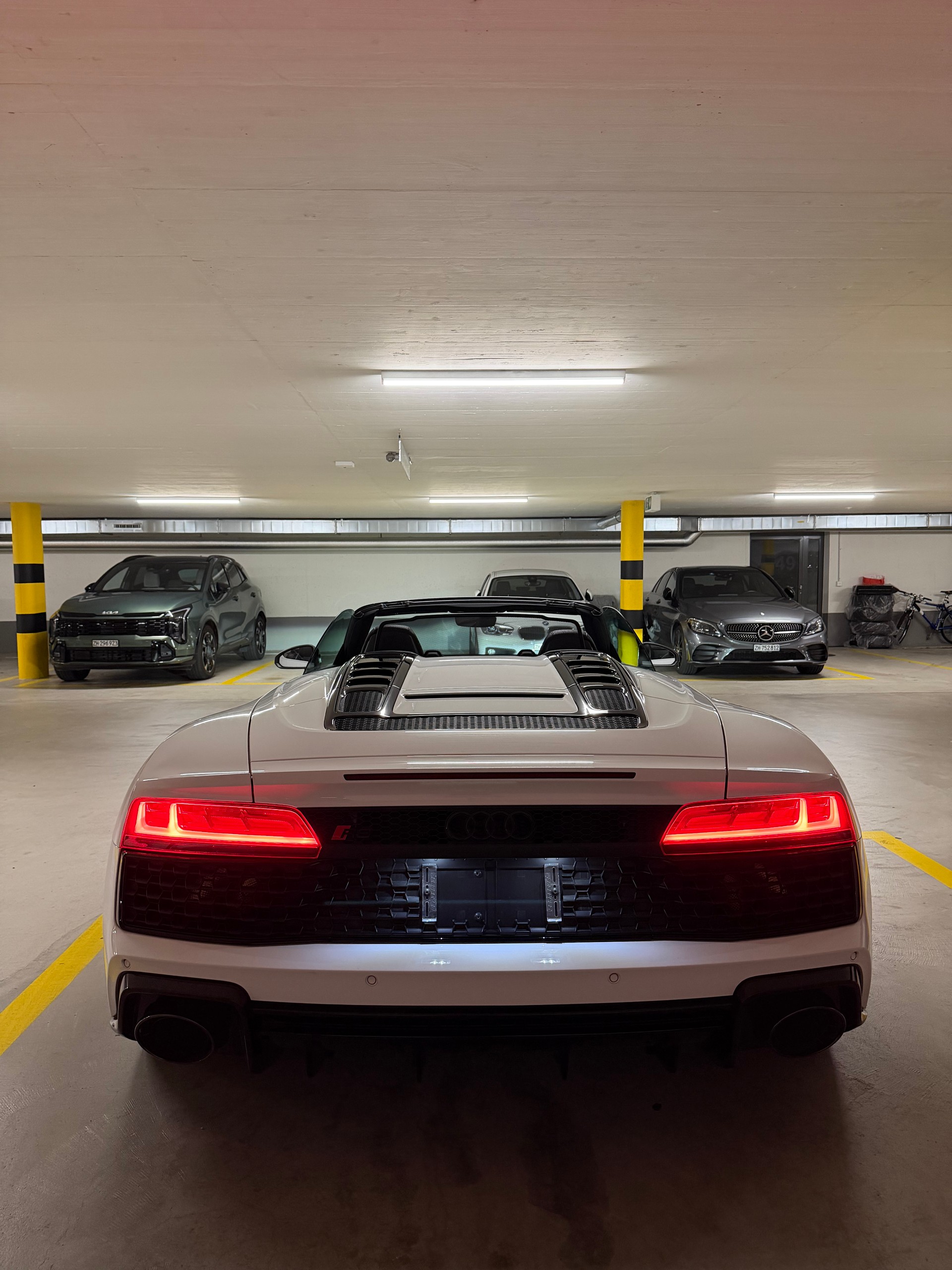 AUDI 5.2 FSI V10 RWD S-Tronic-image-3