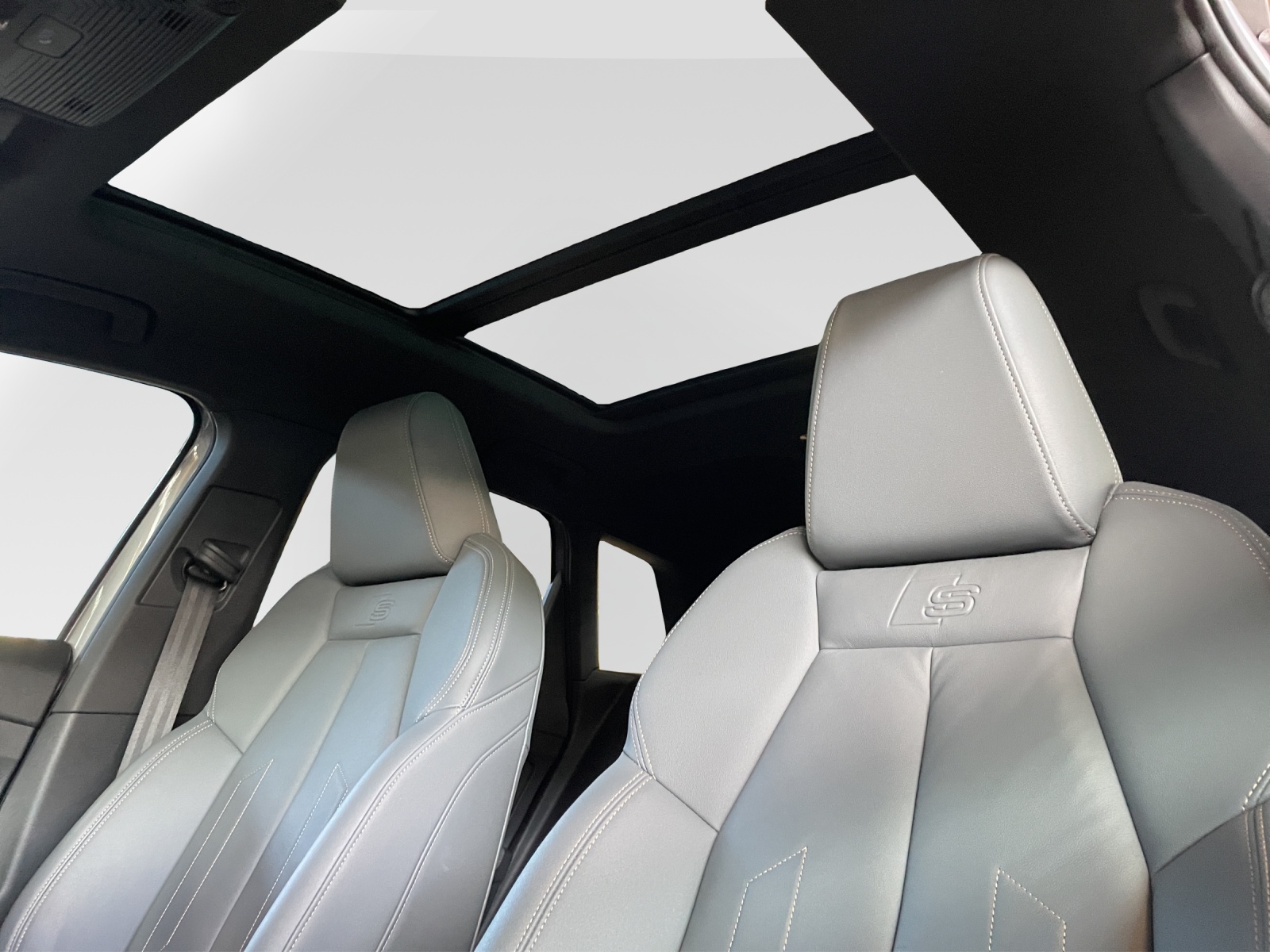 AUDI Q4 e-tron 45 quattro-image-12
