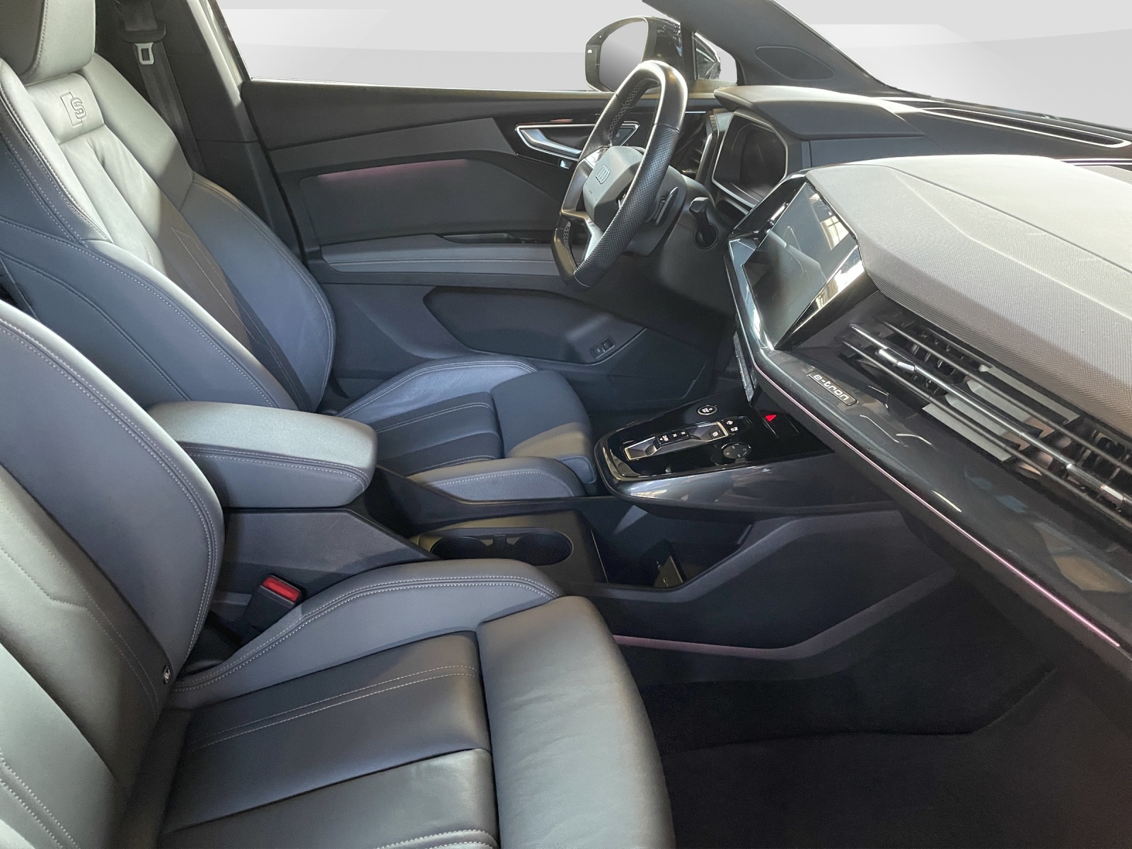 AUDI Q4 e-tron 45 quattro-image-13