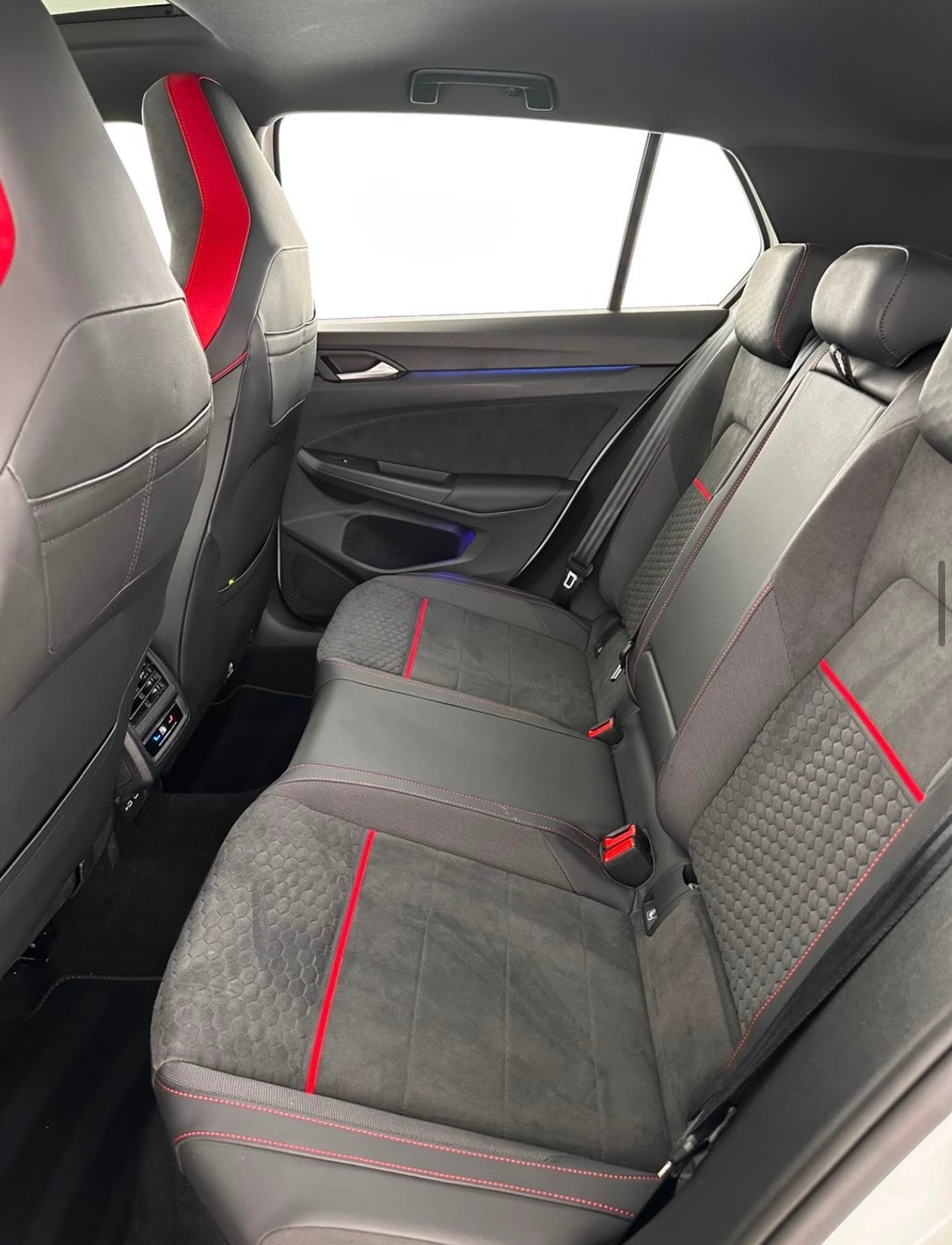 VW Golf 2.0 TSI GTI Clubsport DSG-image-12