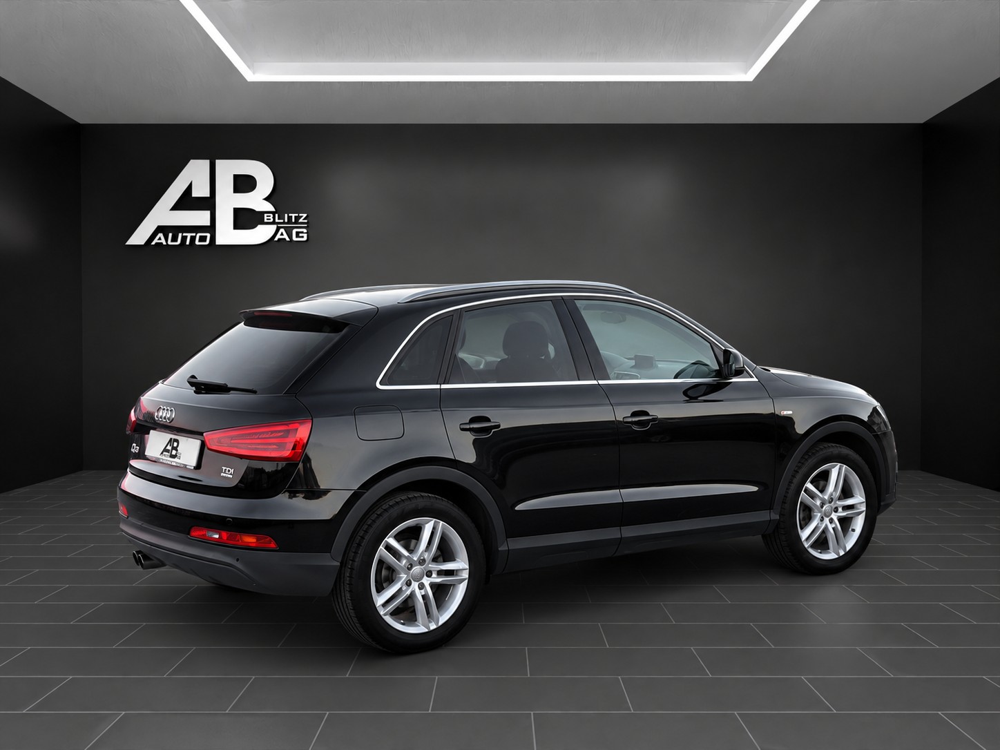 AUDI Q3 2.0 TDI S-Line quattro S-tronic mit 177 PS-image-4