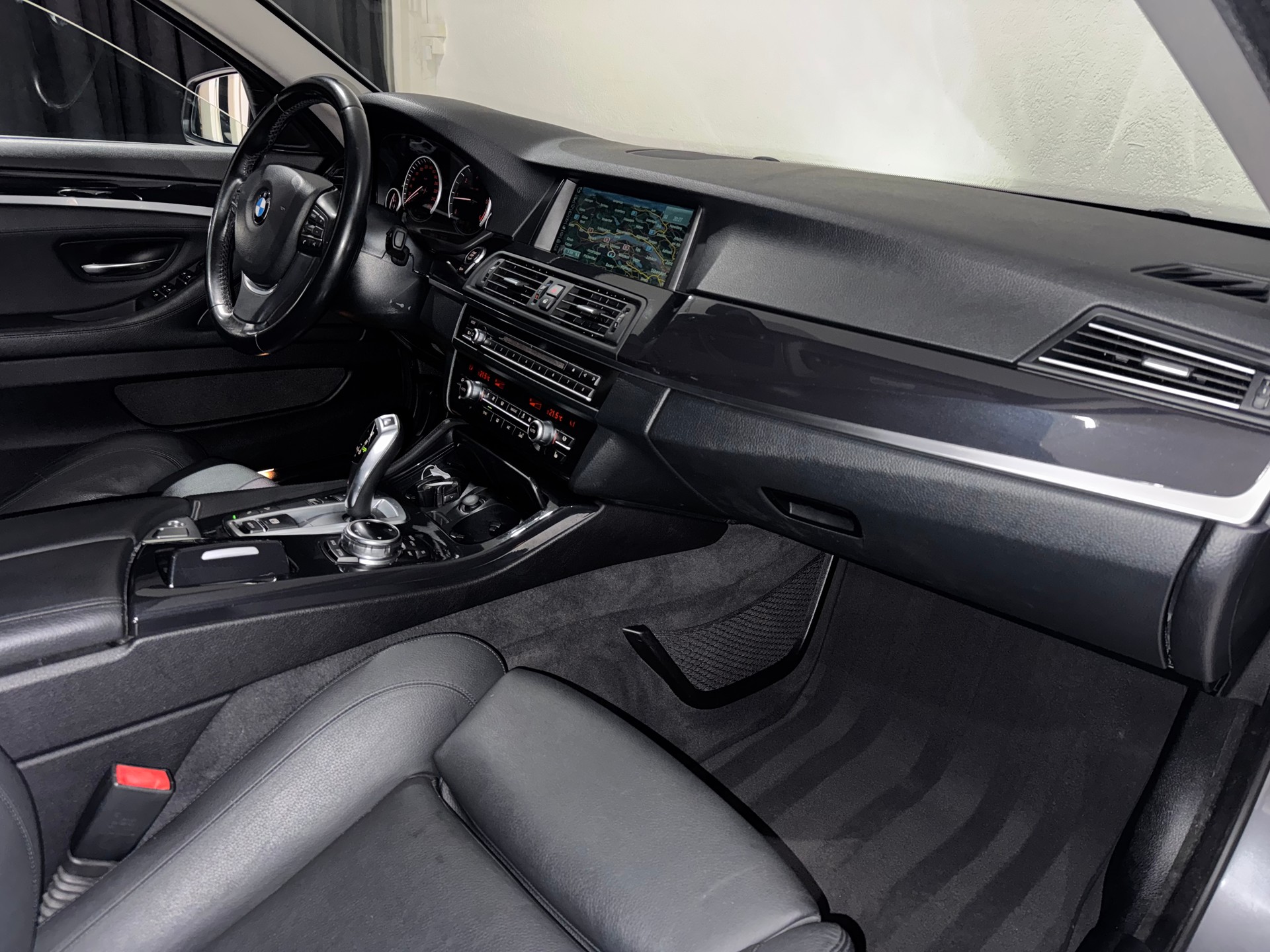 BMW 520d xDrive Luxury Line Steptronic | Facelift |-image-9