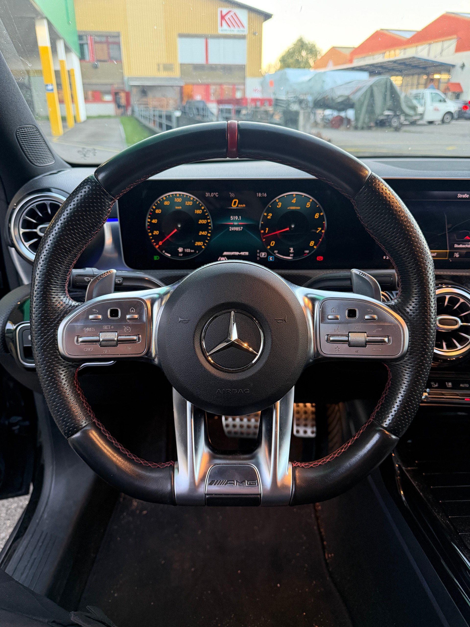 MERCEDES-BENZ A 35 AMG 4Matic Speedshift-image-10
