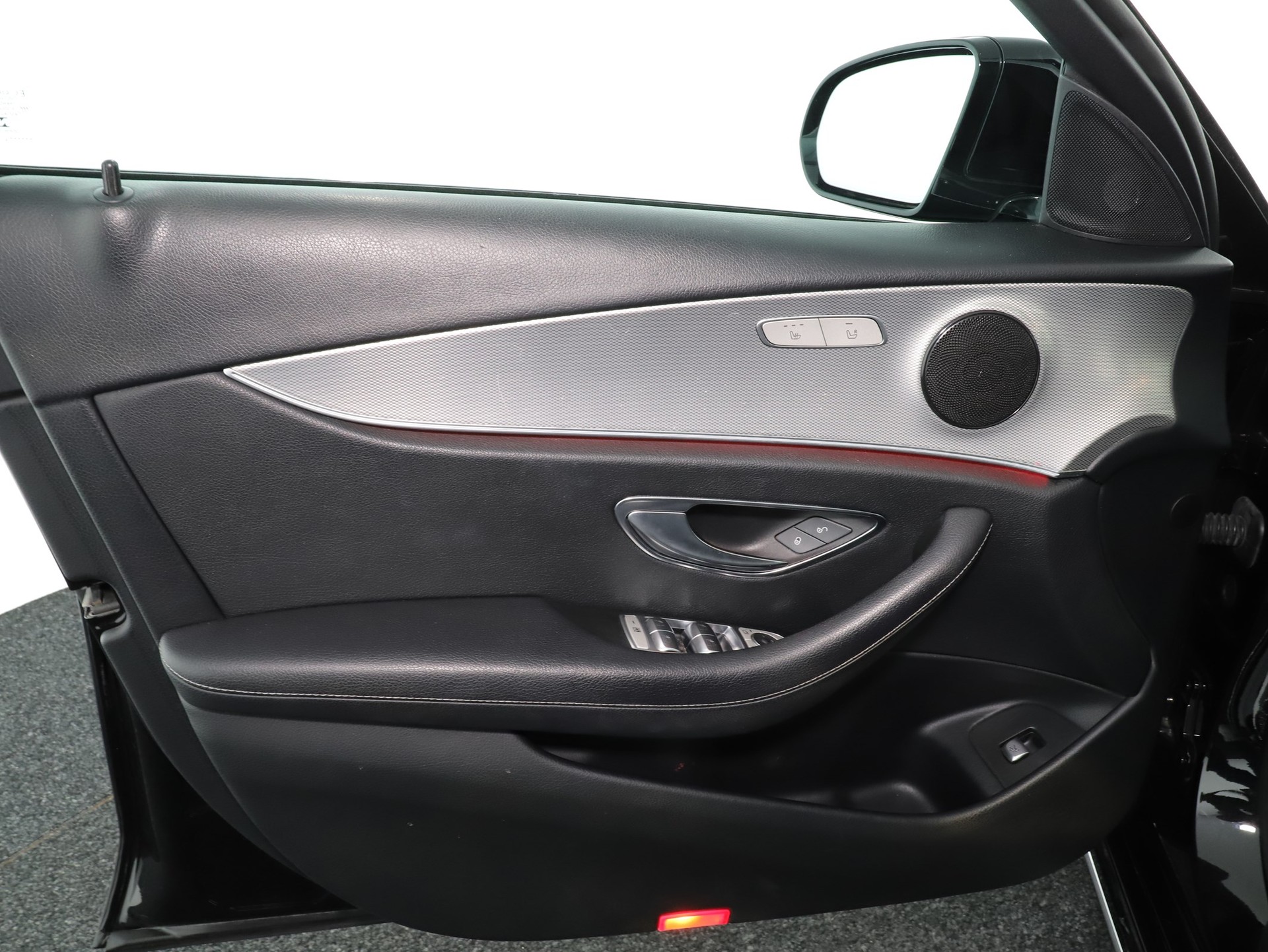 MERCEDES-BENZ E 220 d Avantgarde 4Matic-image-12