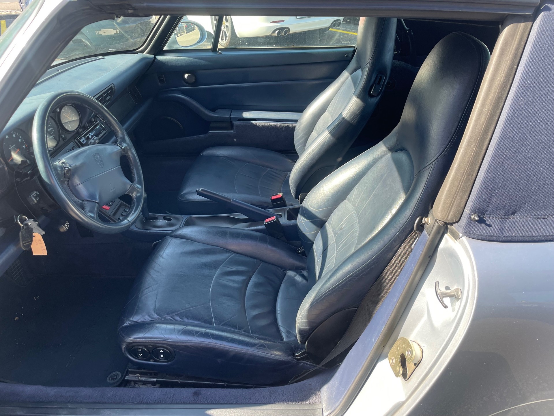 PORSCHE 911 Carrera Cabrio-image-6
