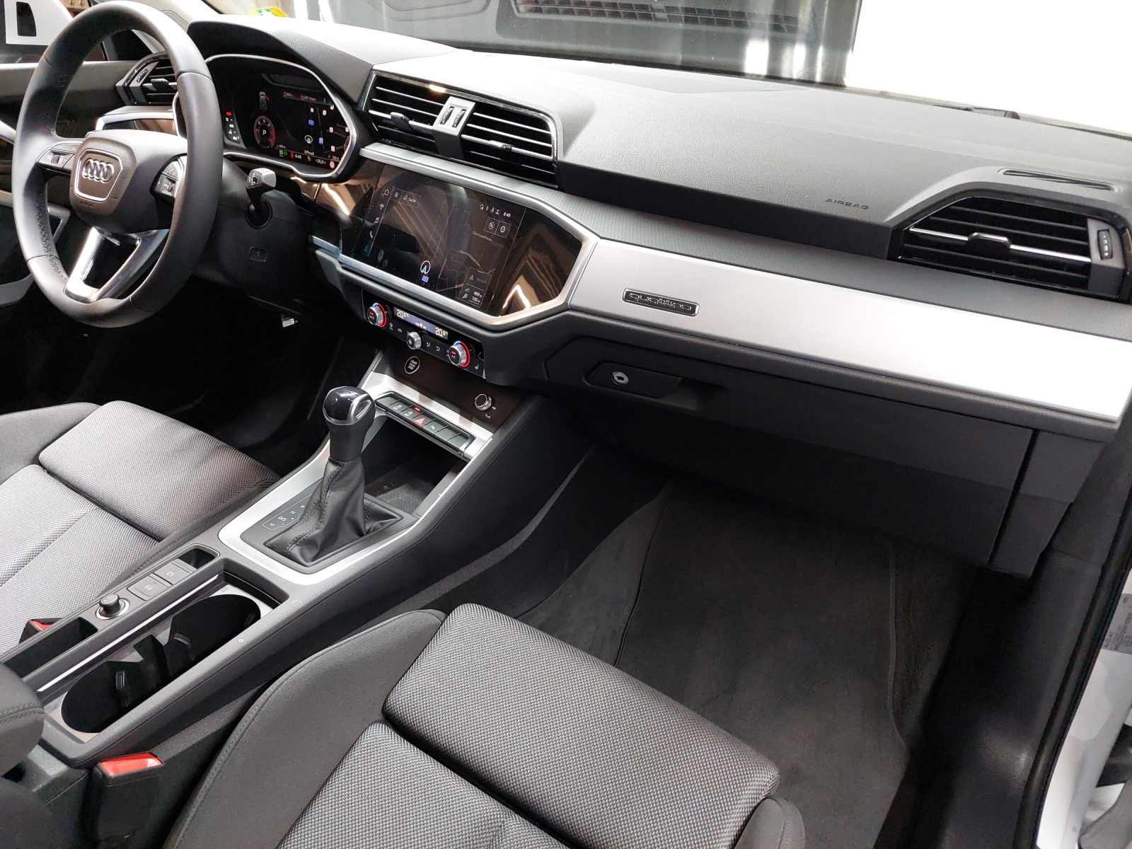 AUDI Q3 35 TDI S line quattro S-tronic-image-9