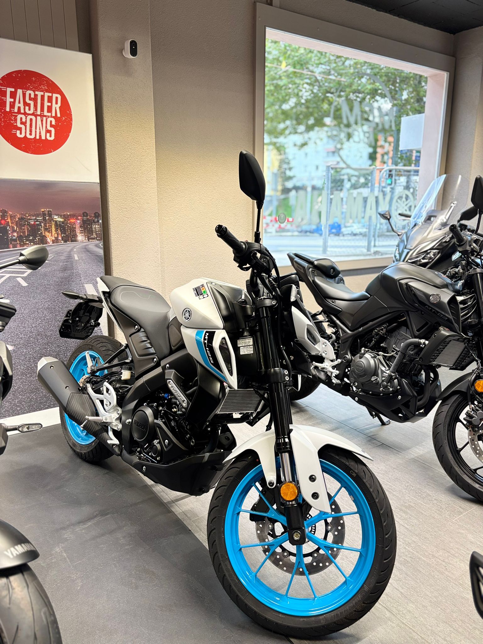 YAMAHA MT-125 ABS-showroom-element-2