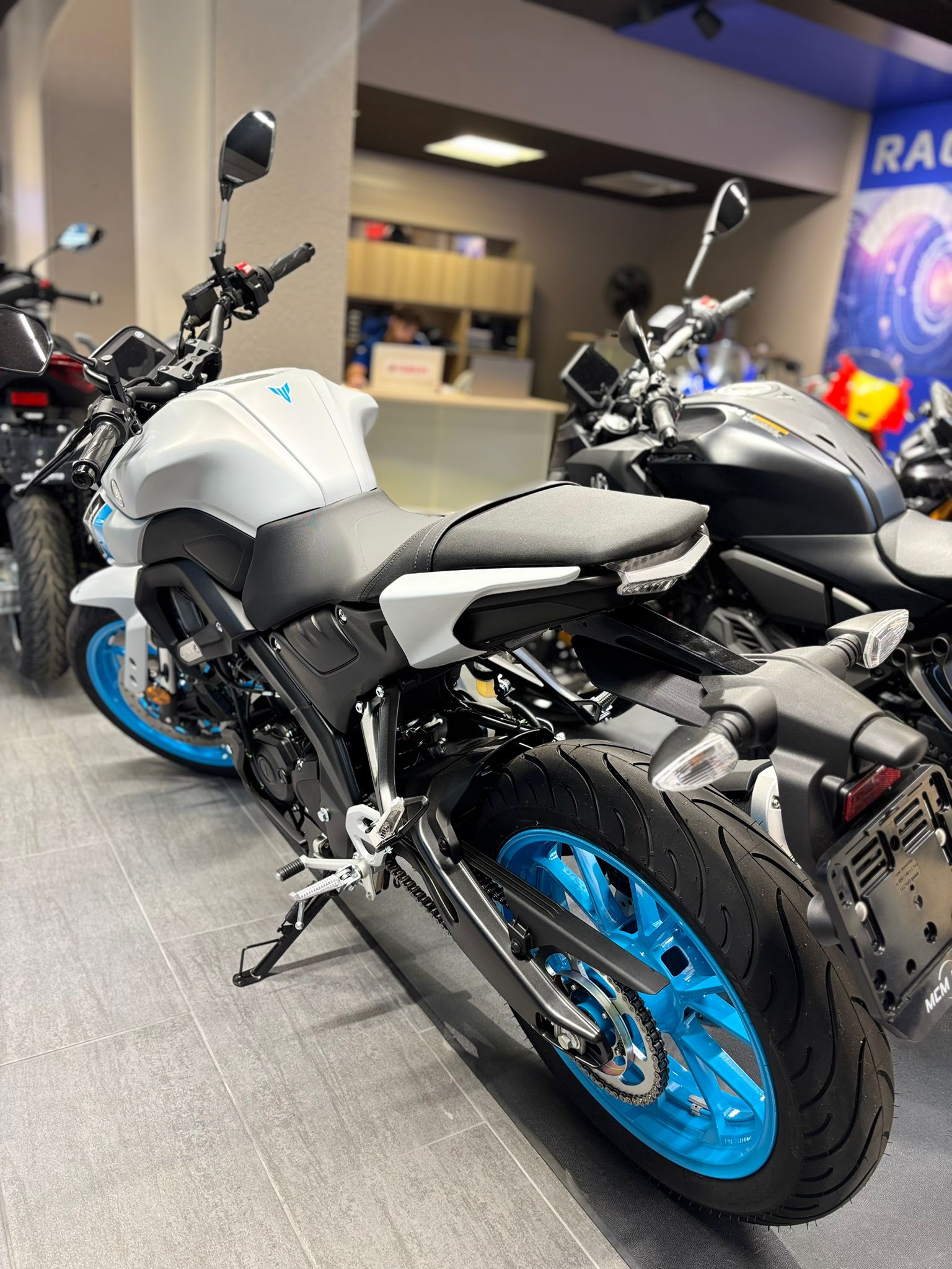 YAMAHA MT-125 ABS-showroom-element-1