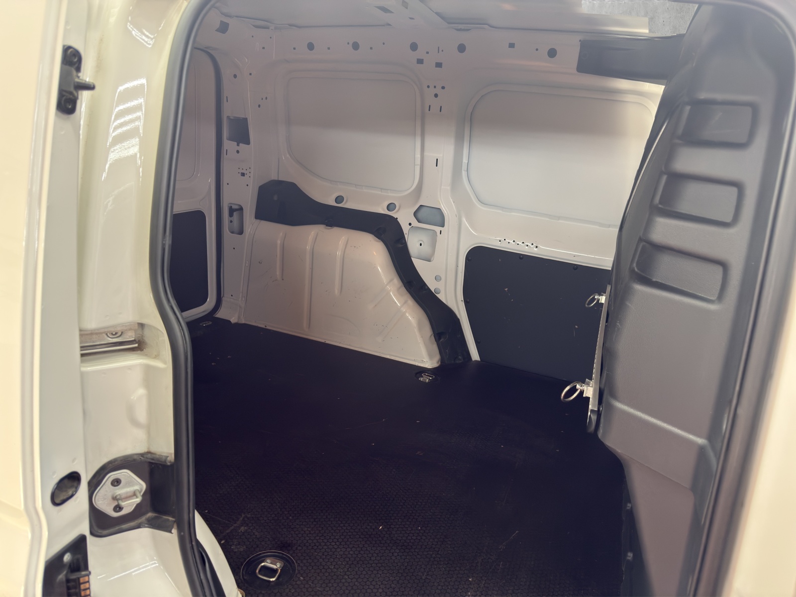 VW Caddy Cargo 2.0TDI 4Motion-image-7