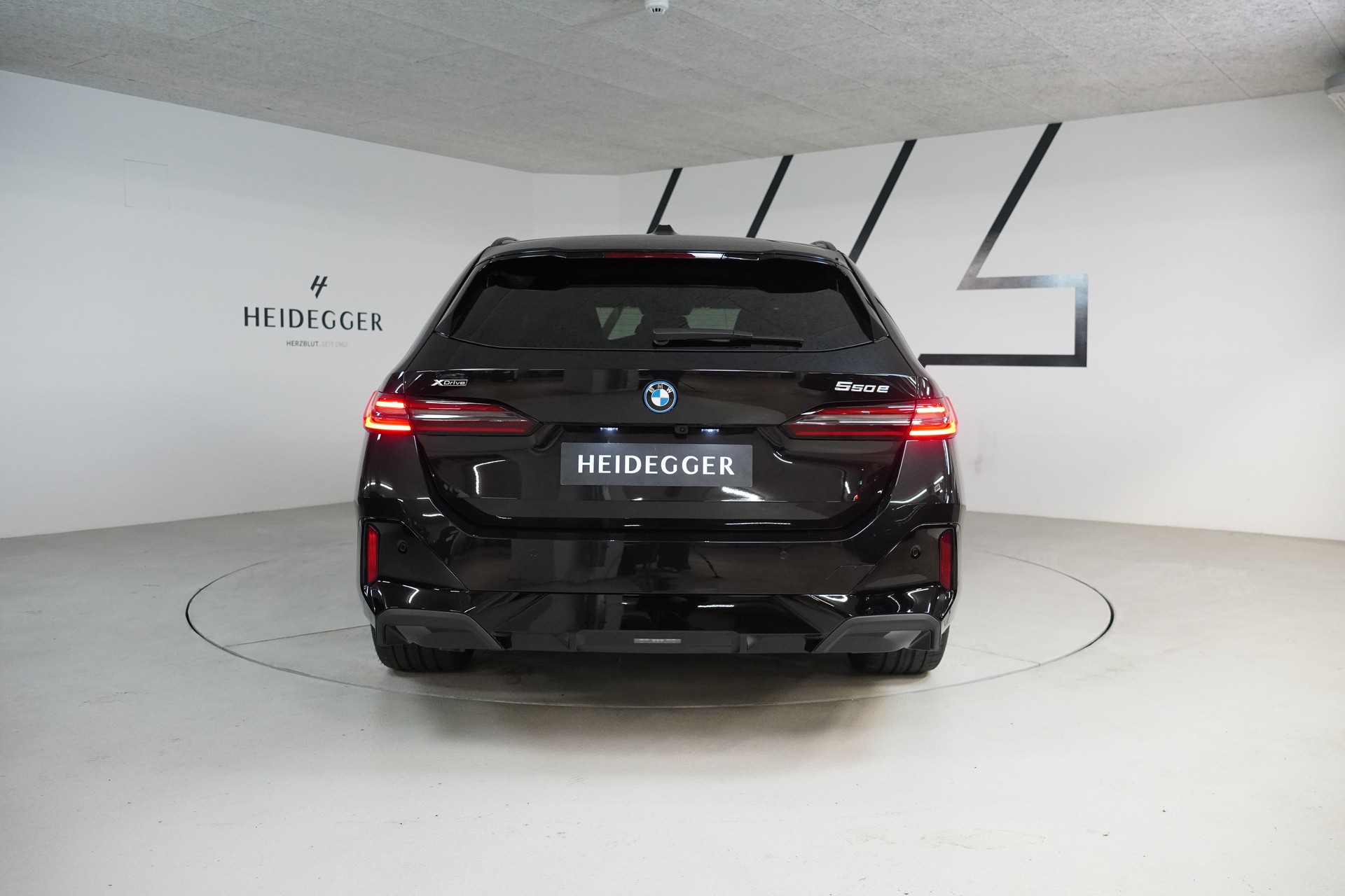 BMW 550e xDrive Touring M Sport Pro Steptronic-image-5