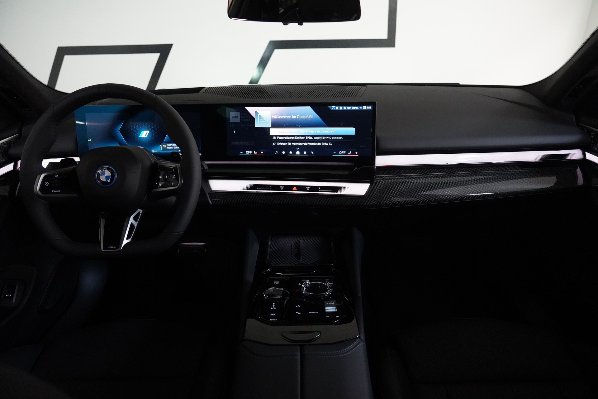 BMW 550e xDrive Touring M Sport Pro Steptronic-image-17