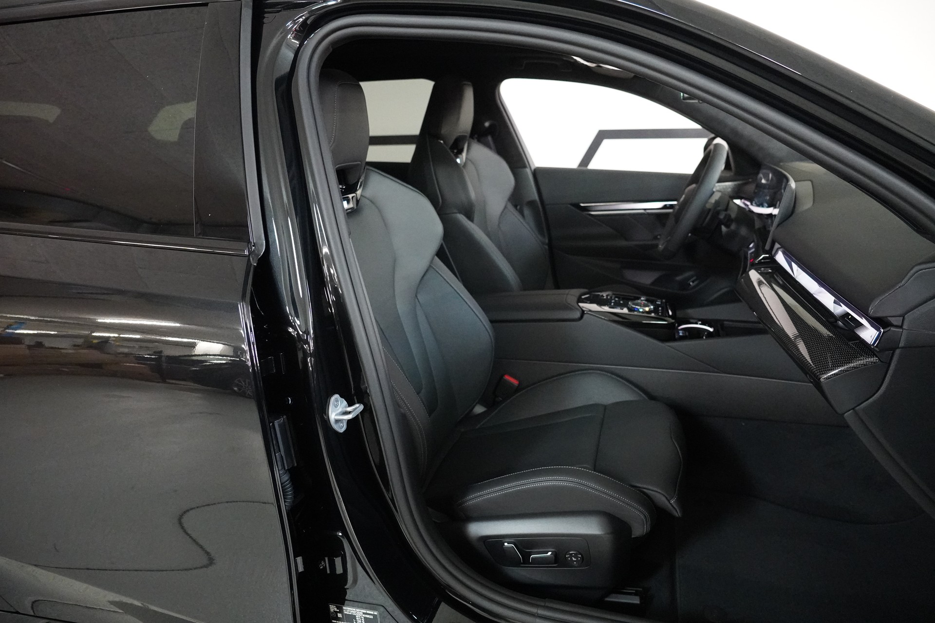 BMW 550e xDrive Touring M Sport Pro Steptronic-image-14