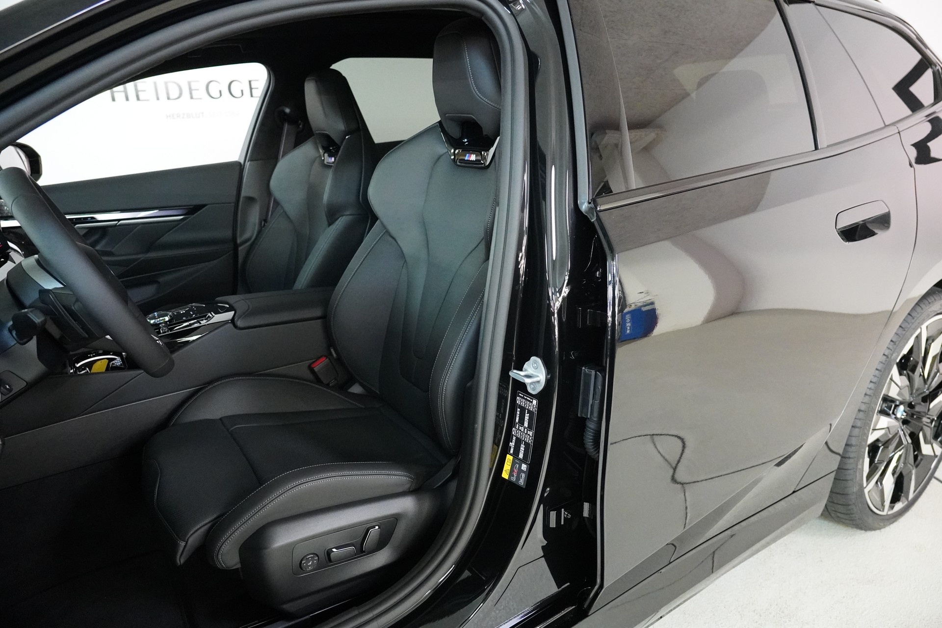 BMW 550e xDrive Touring M Sport Pro Steptronic-image-11