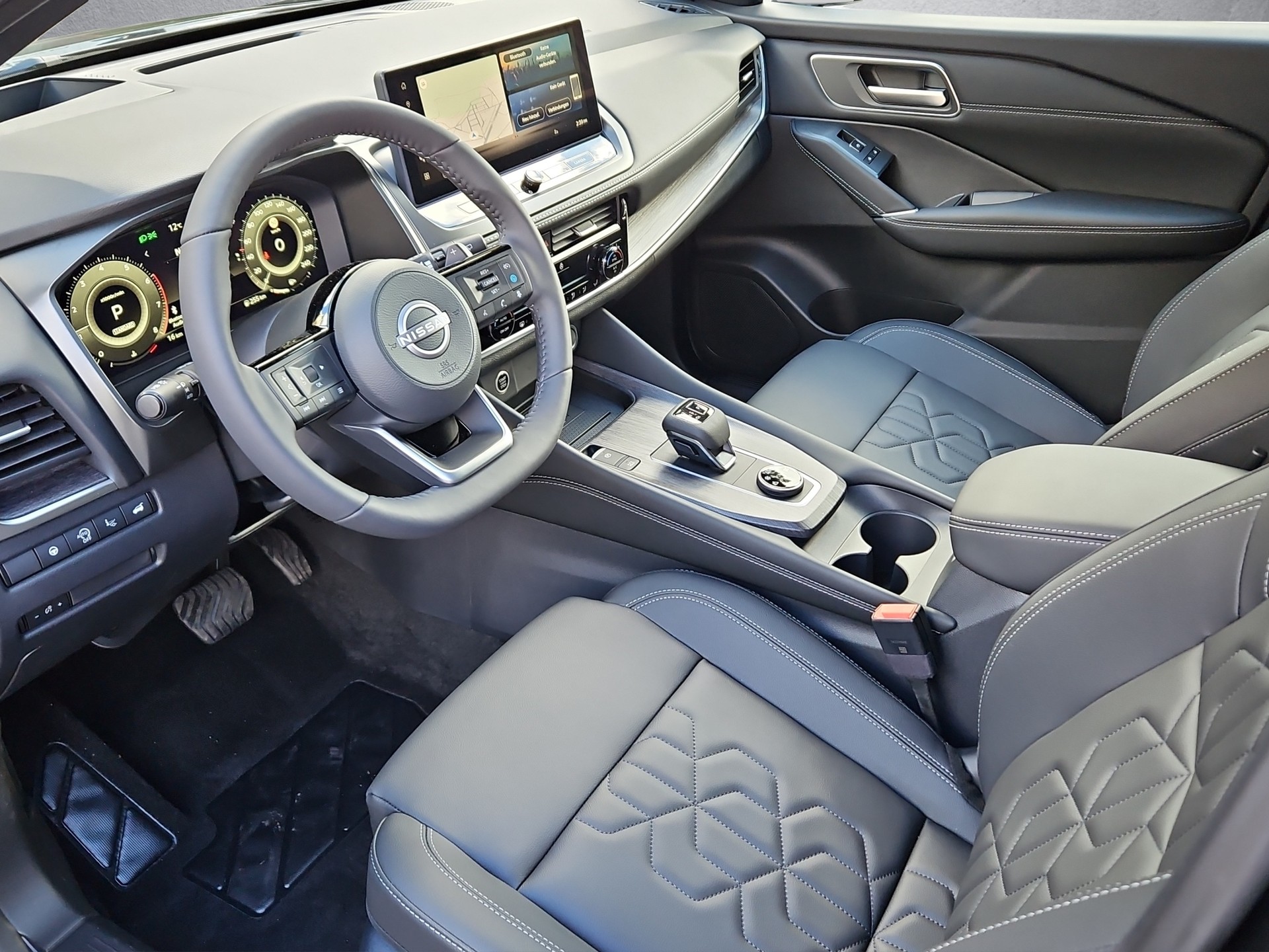 NISSAN Qashqai 1.3 MHEV Tekna 4x4 - Black Design-image-9