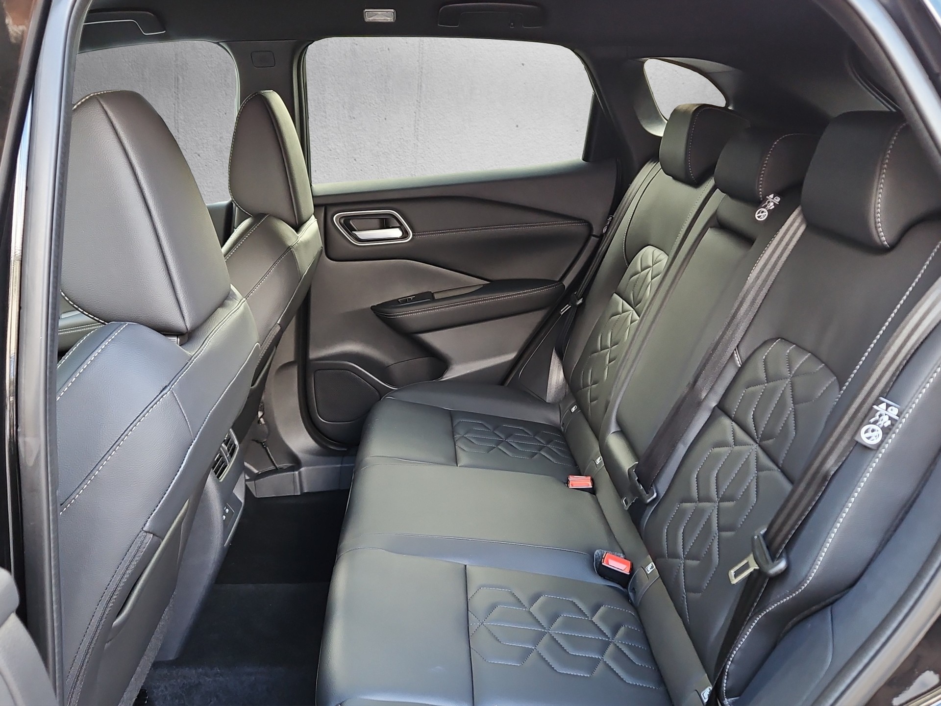 NISSAN Qashqai 1.3 MHEV Tekna 4x4 - Black Design-image-10