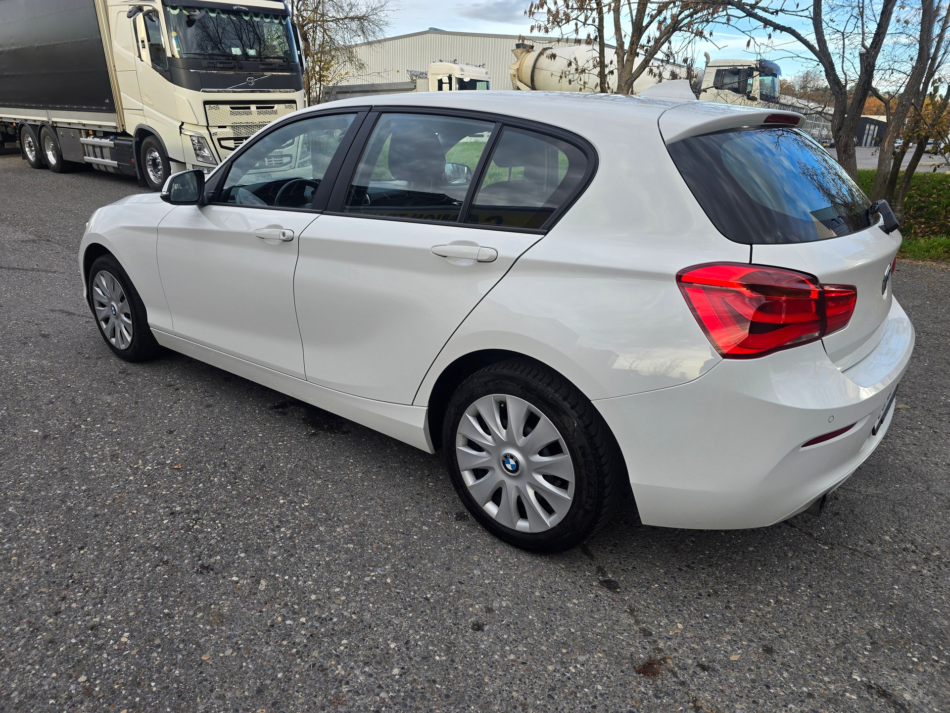 BMW 118i-image-5