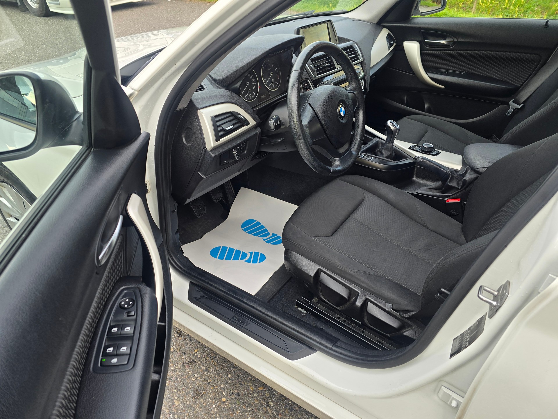 BMW 118i-image-12