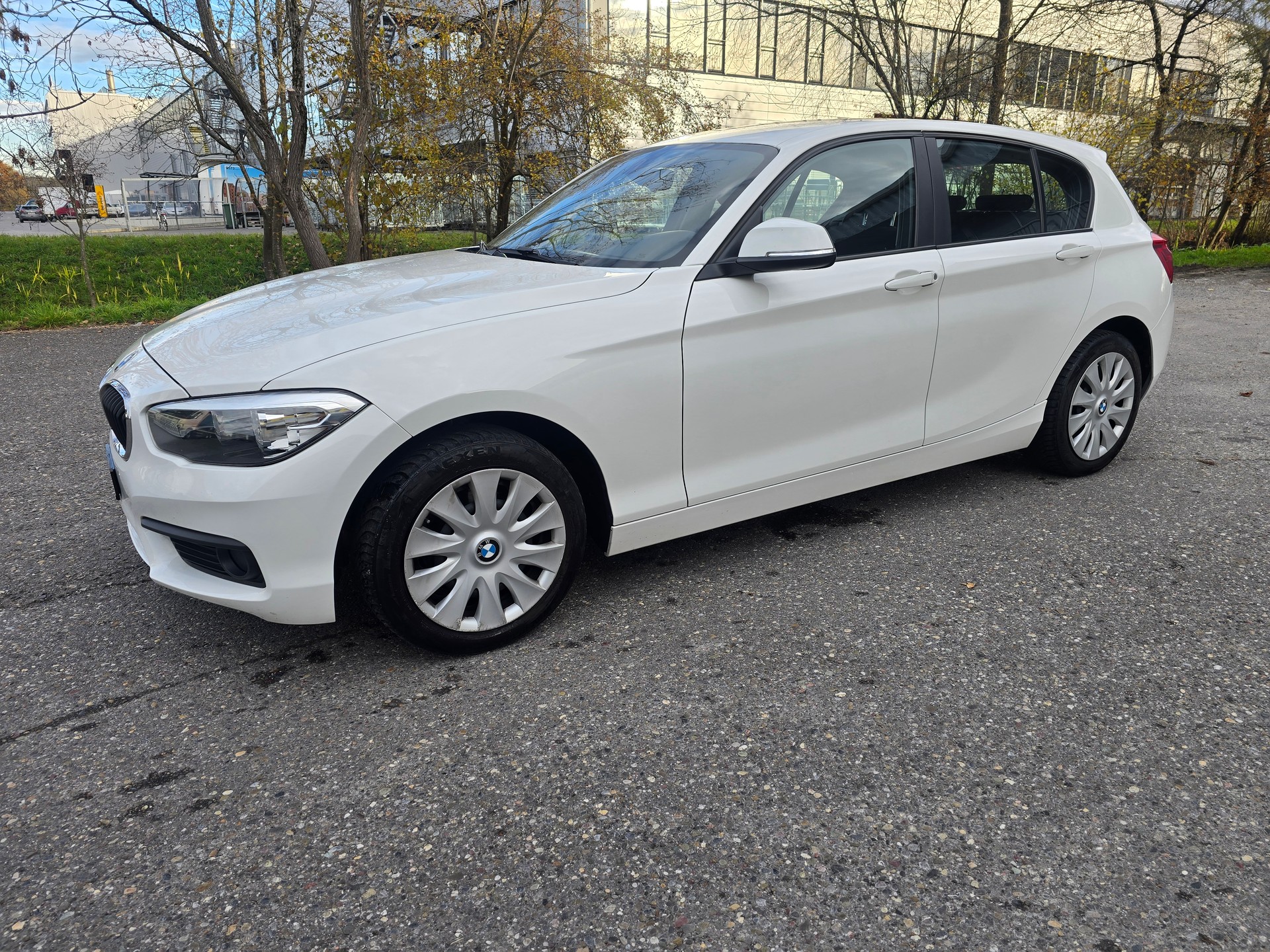 BMW 118i-image-1