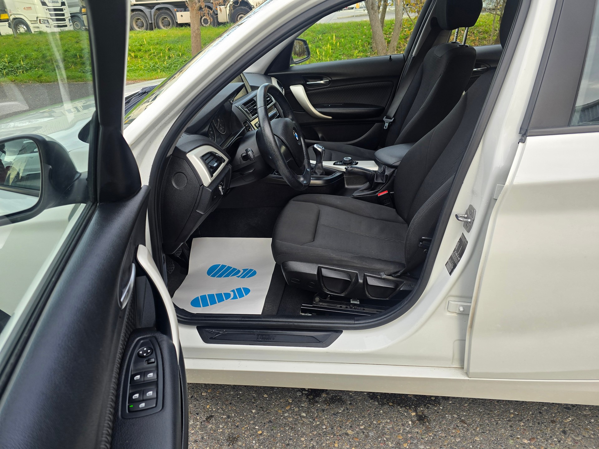 BMW 118i-image-11