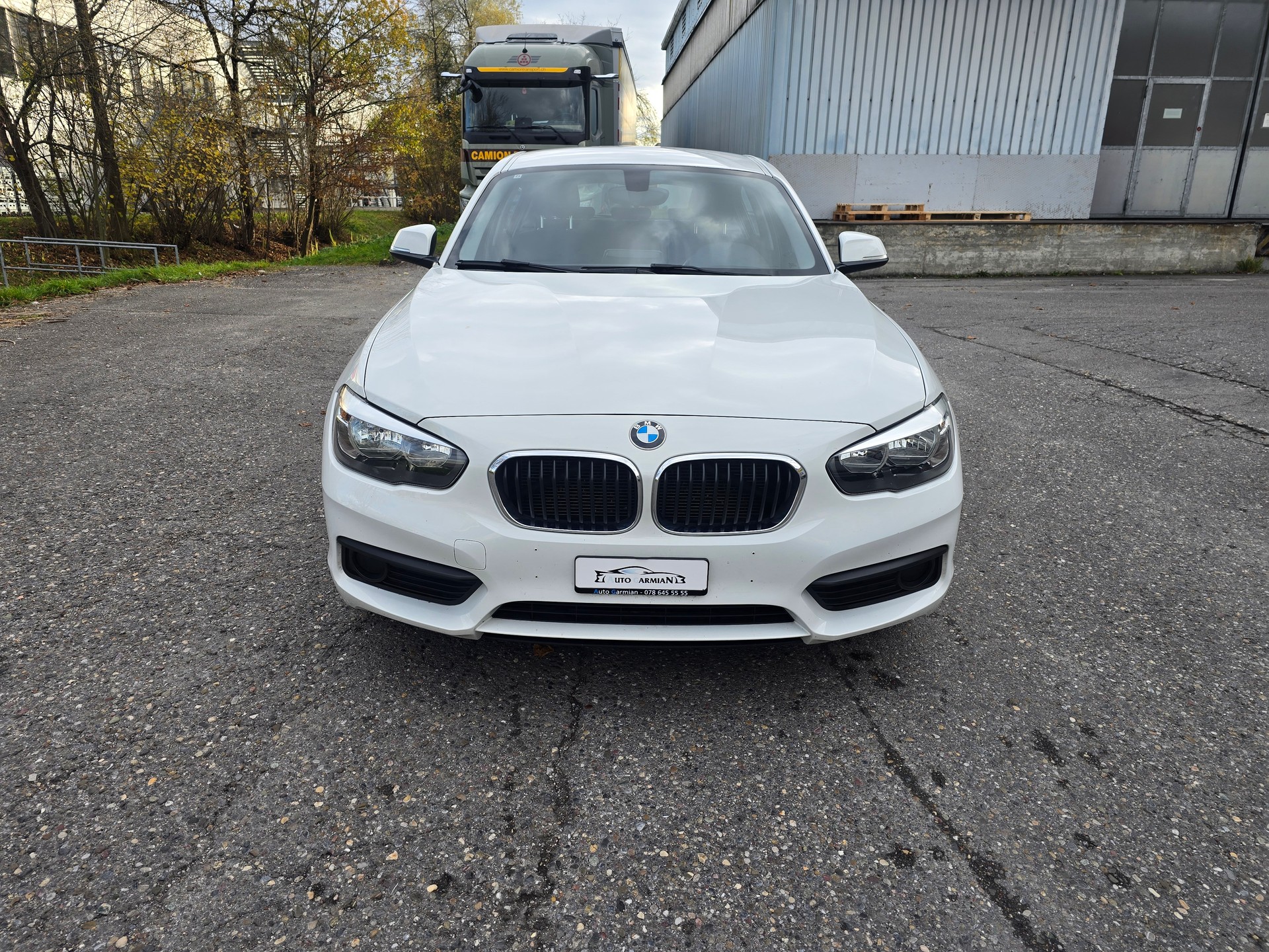 BMW 118i-image-0