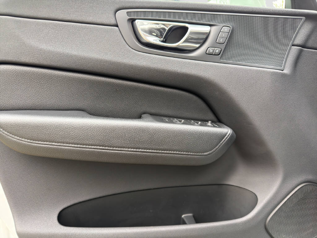 VOLVO XC60 2.0 D4 Inscription AWD-image-6
